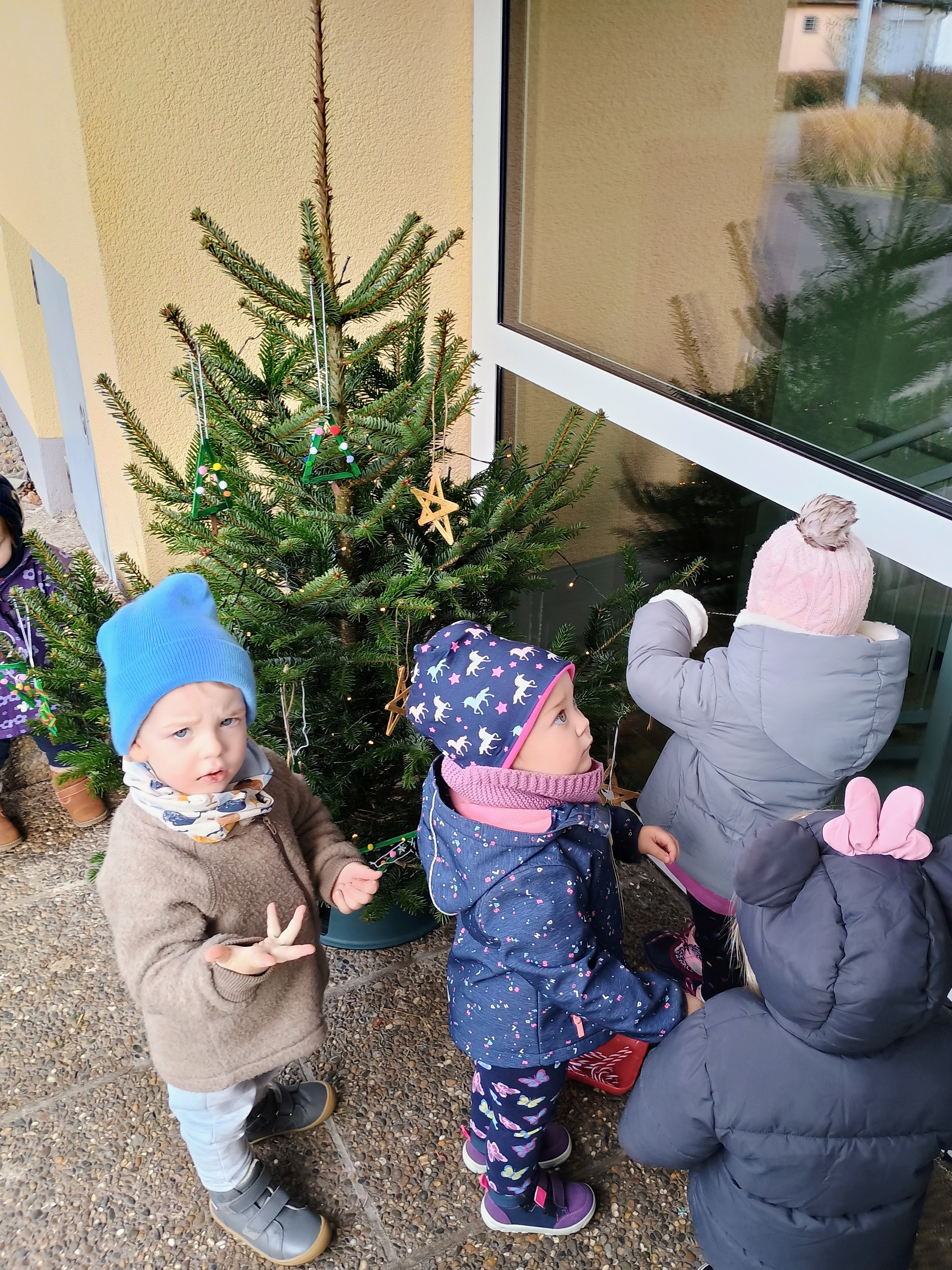 Baum schmücken Krippe