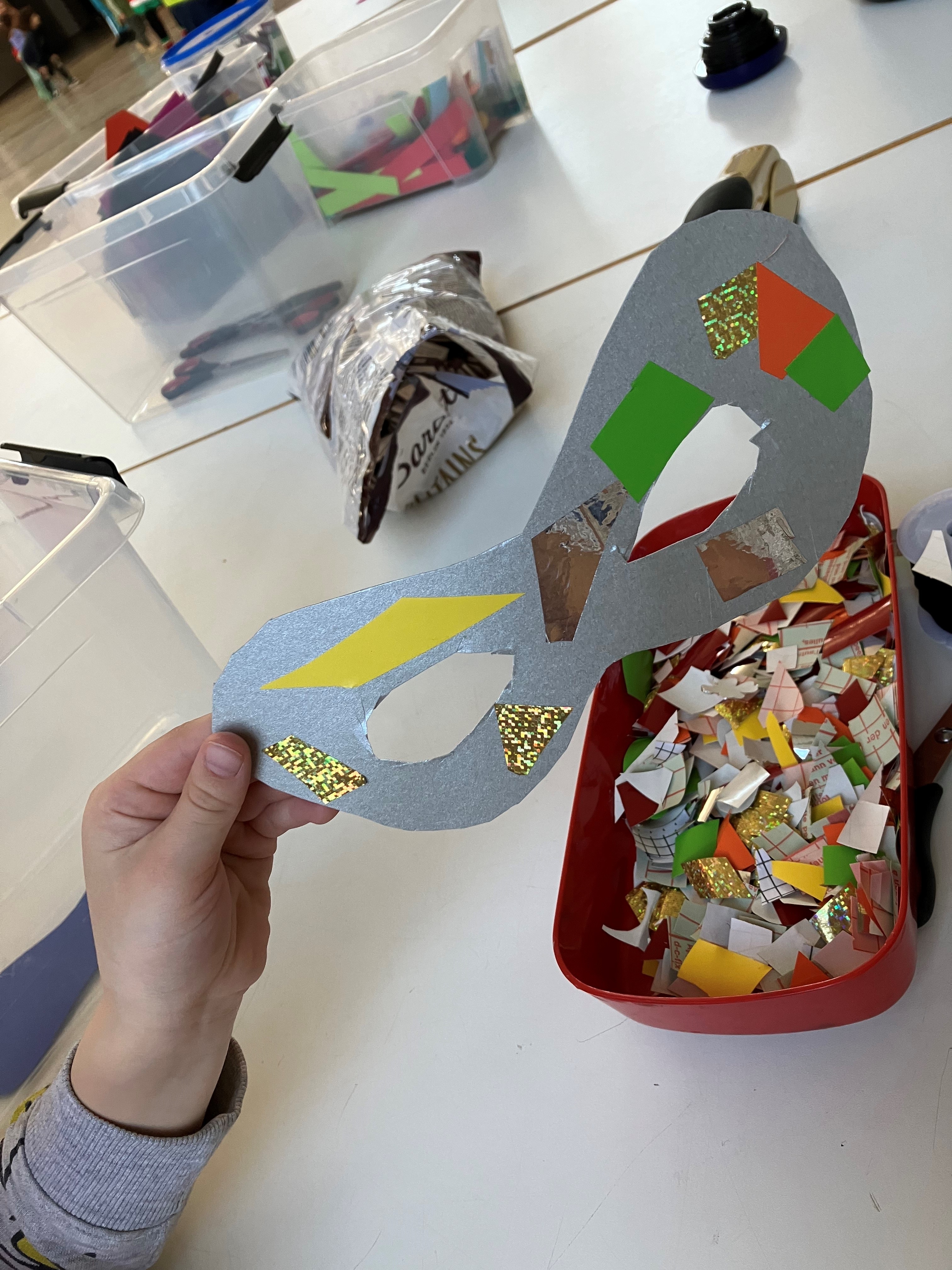 Basteln von Glitzermasken