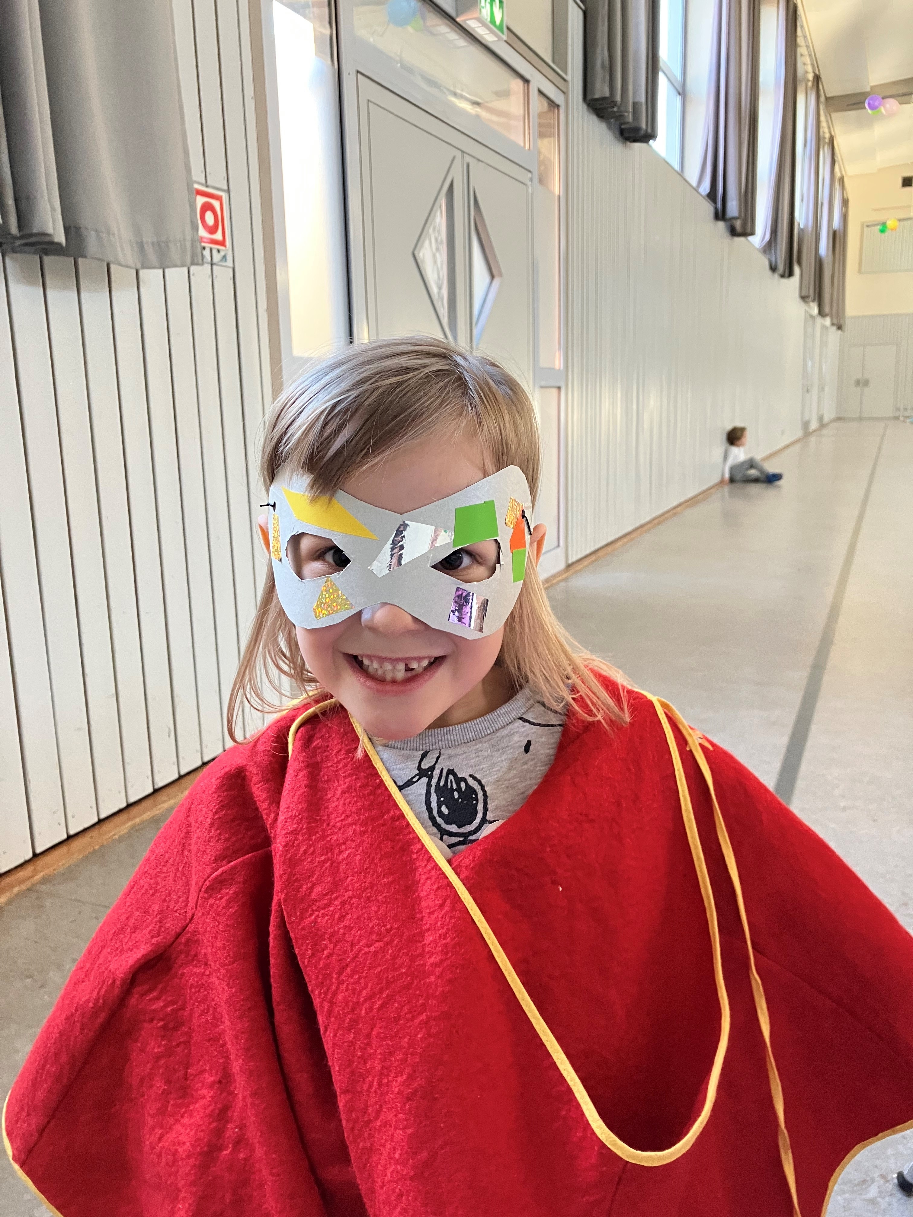 Kostümiertes Kind mit Glitzermaske
