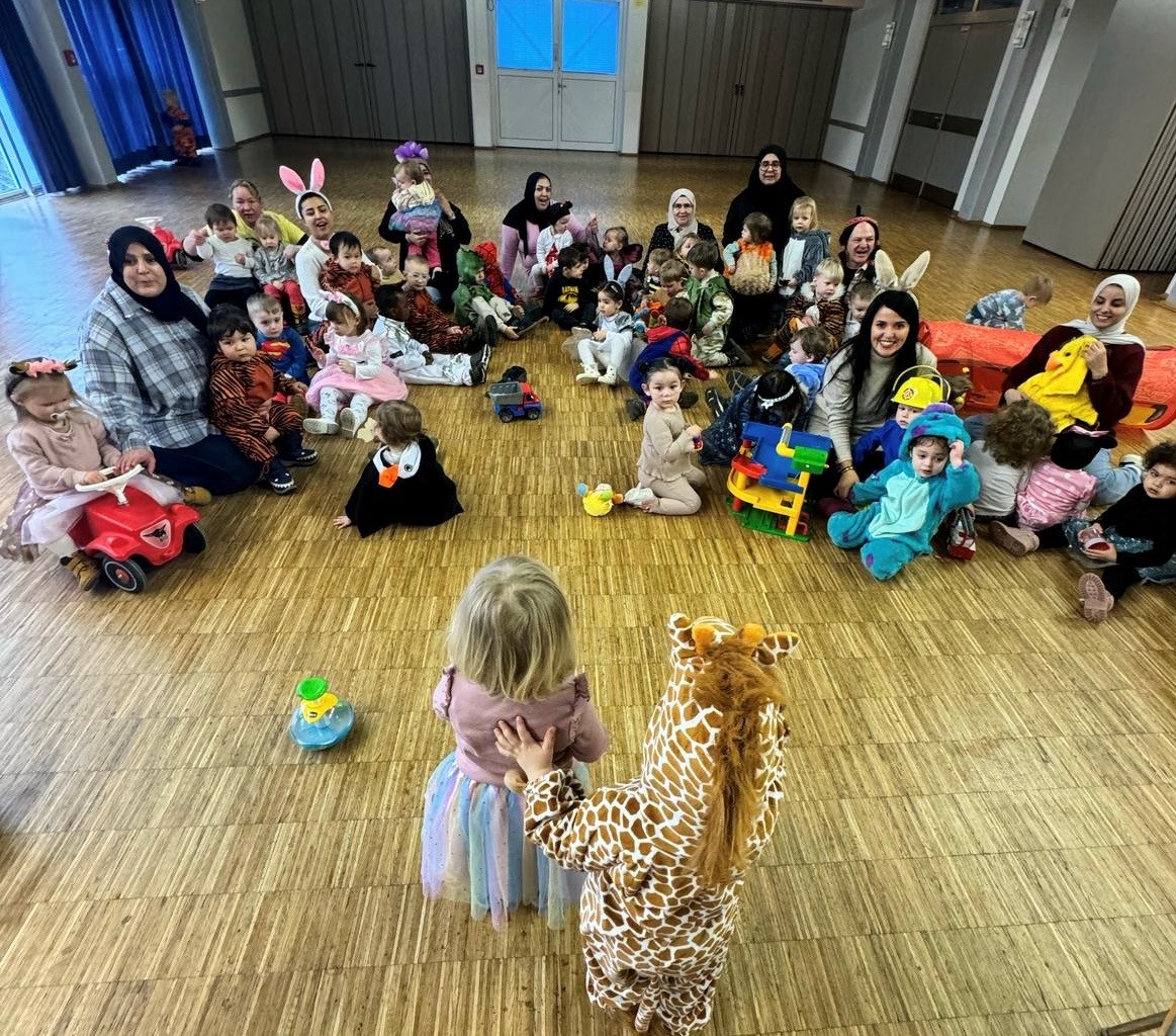 Kinderfasching der Kindertagespflege - Kostümierte Kinder mit ihren Tagespflegepersonen