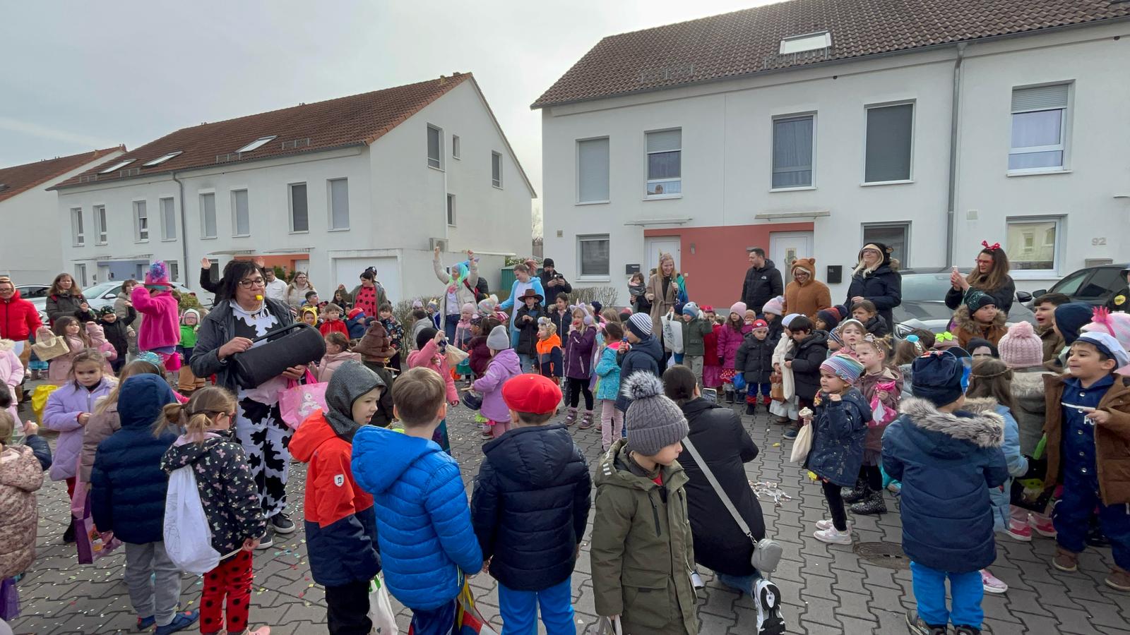 Faschingstreiben mit KiTa-Leitung Ute Leonhardt-Krause