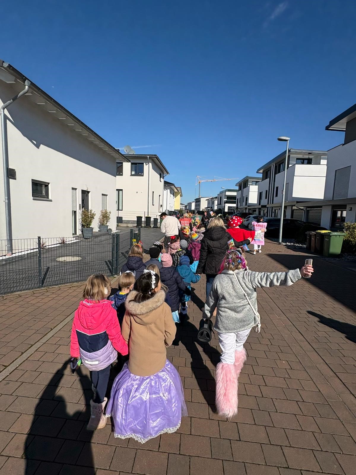 Faschingszug der KiTa-Kinder von hinten