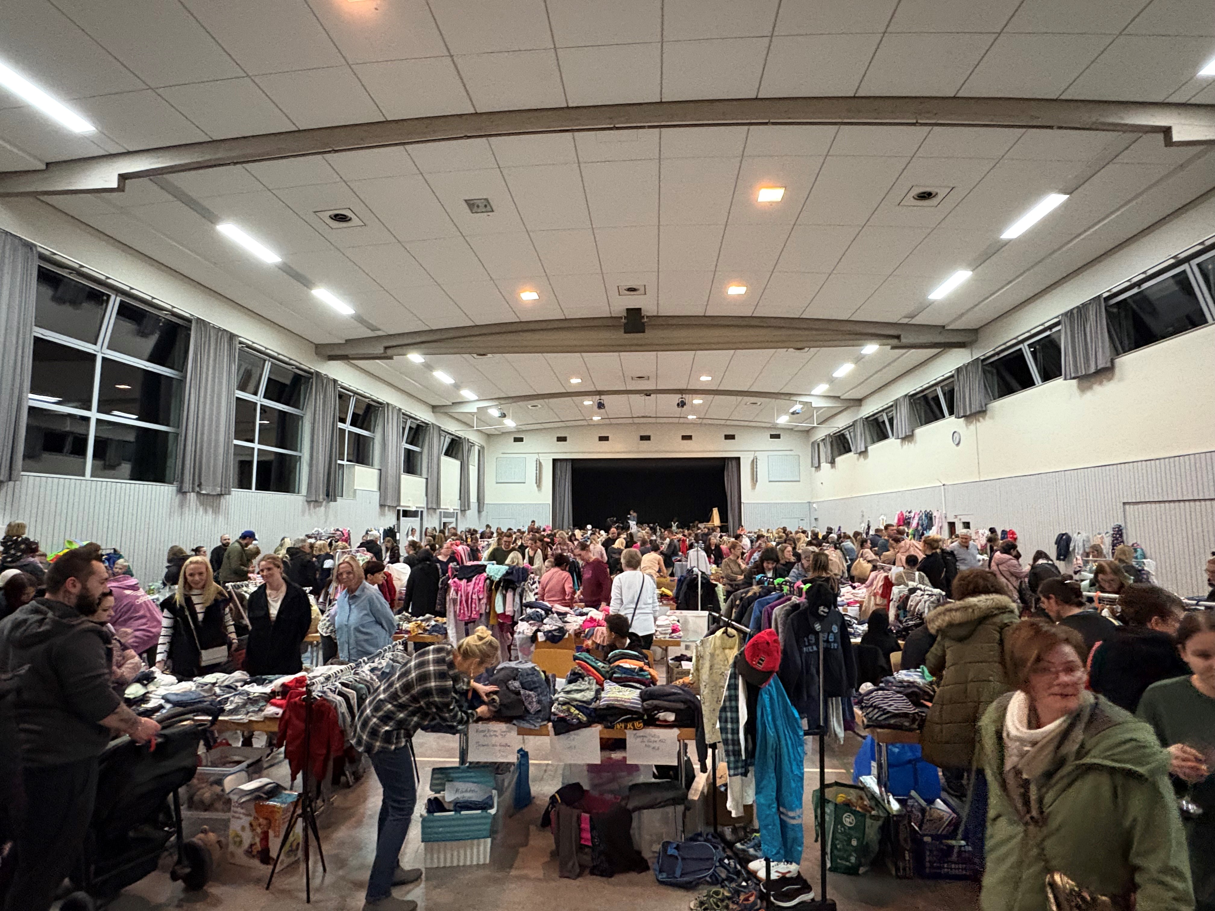 Hallenflohmarkt mit sehr vielen Ständen und Besuchern