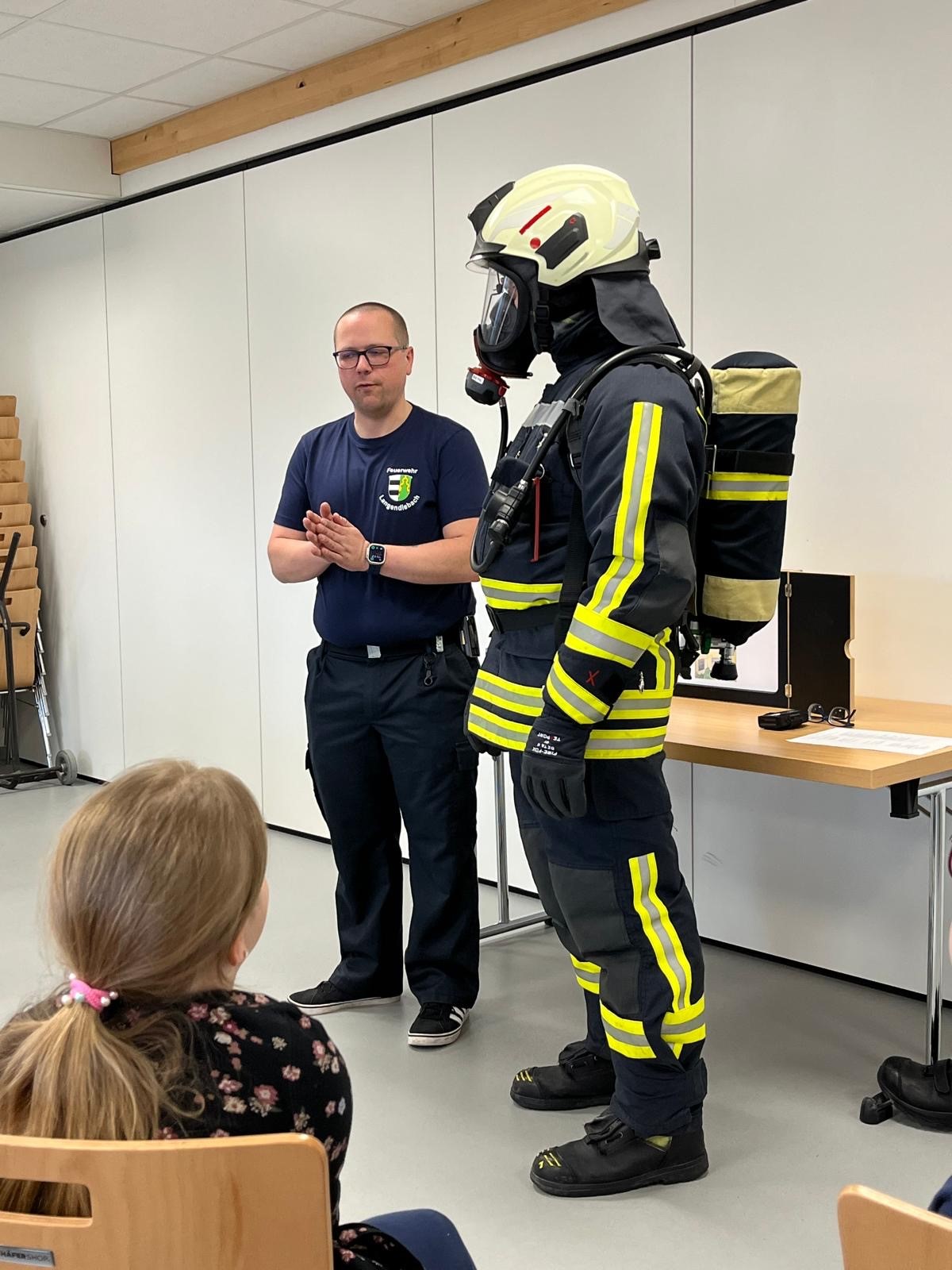 Feuerwehrmann in voller Ausrüstung mit Helm und Atemgerät
