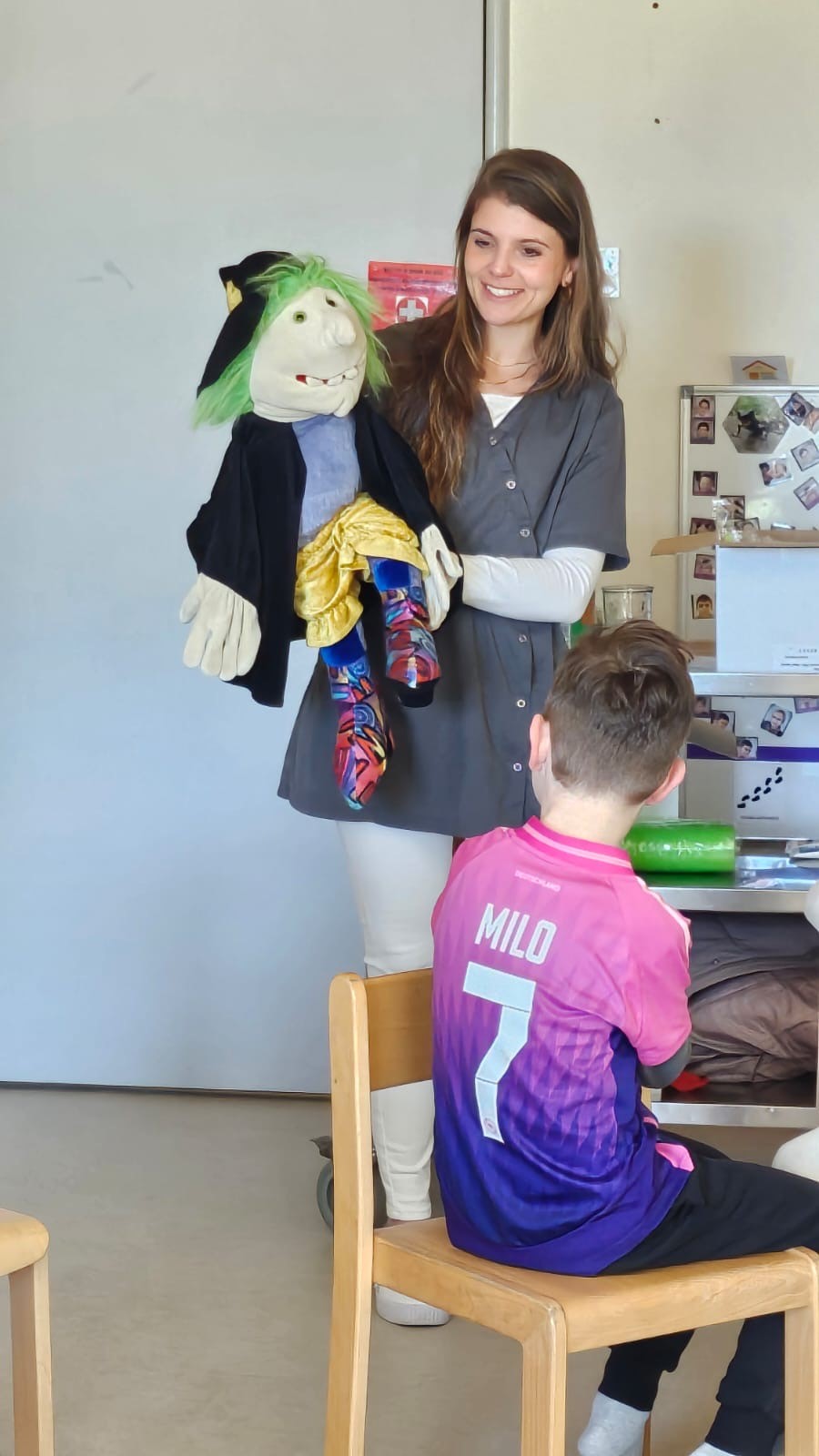 Patenzahnärztin mit Handpuppe