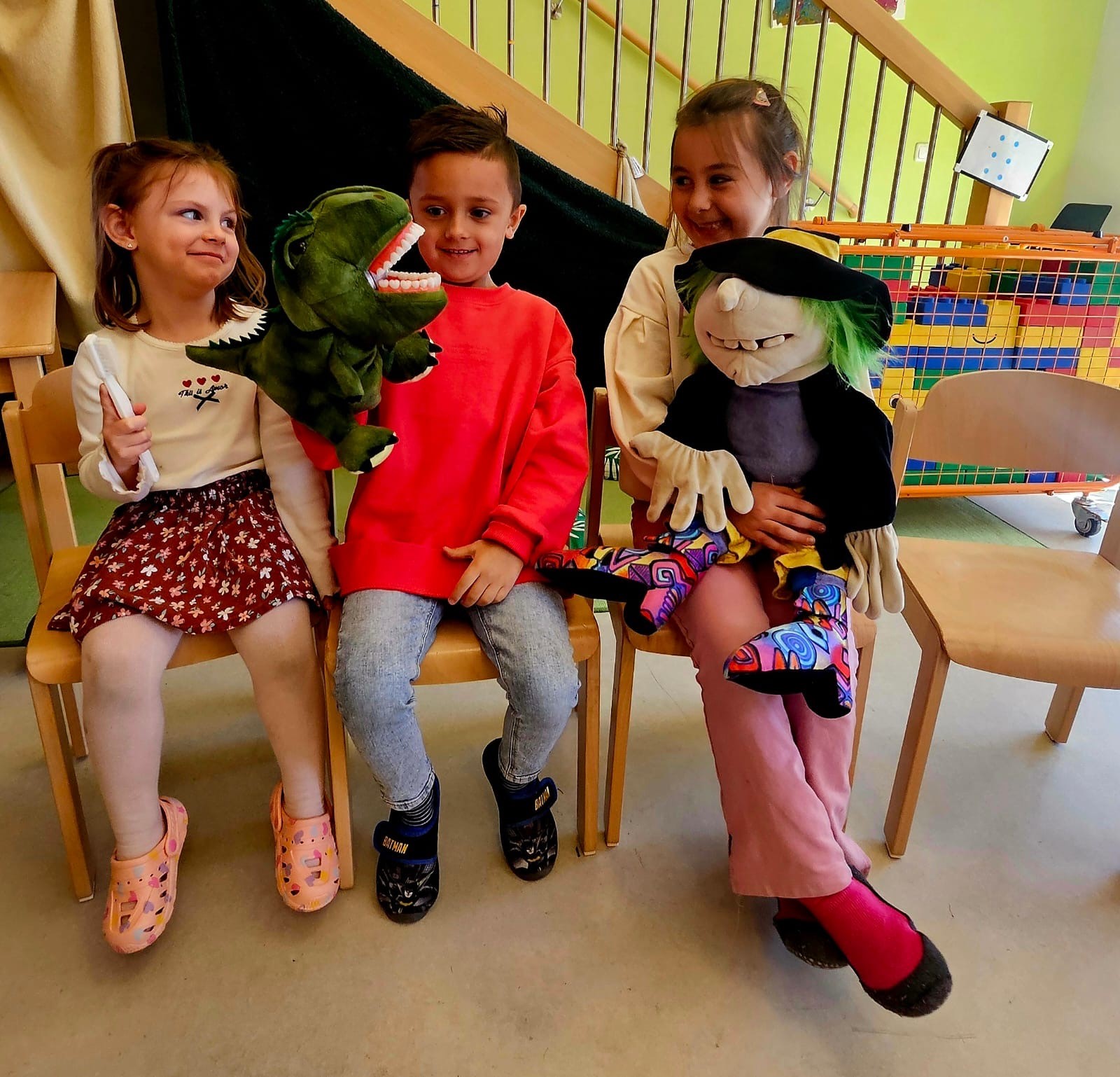 KiTa-Kinder mit Handpuppen