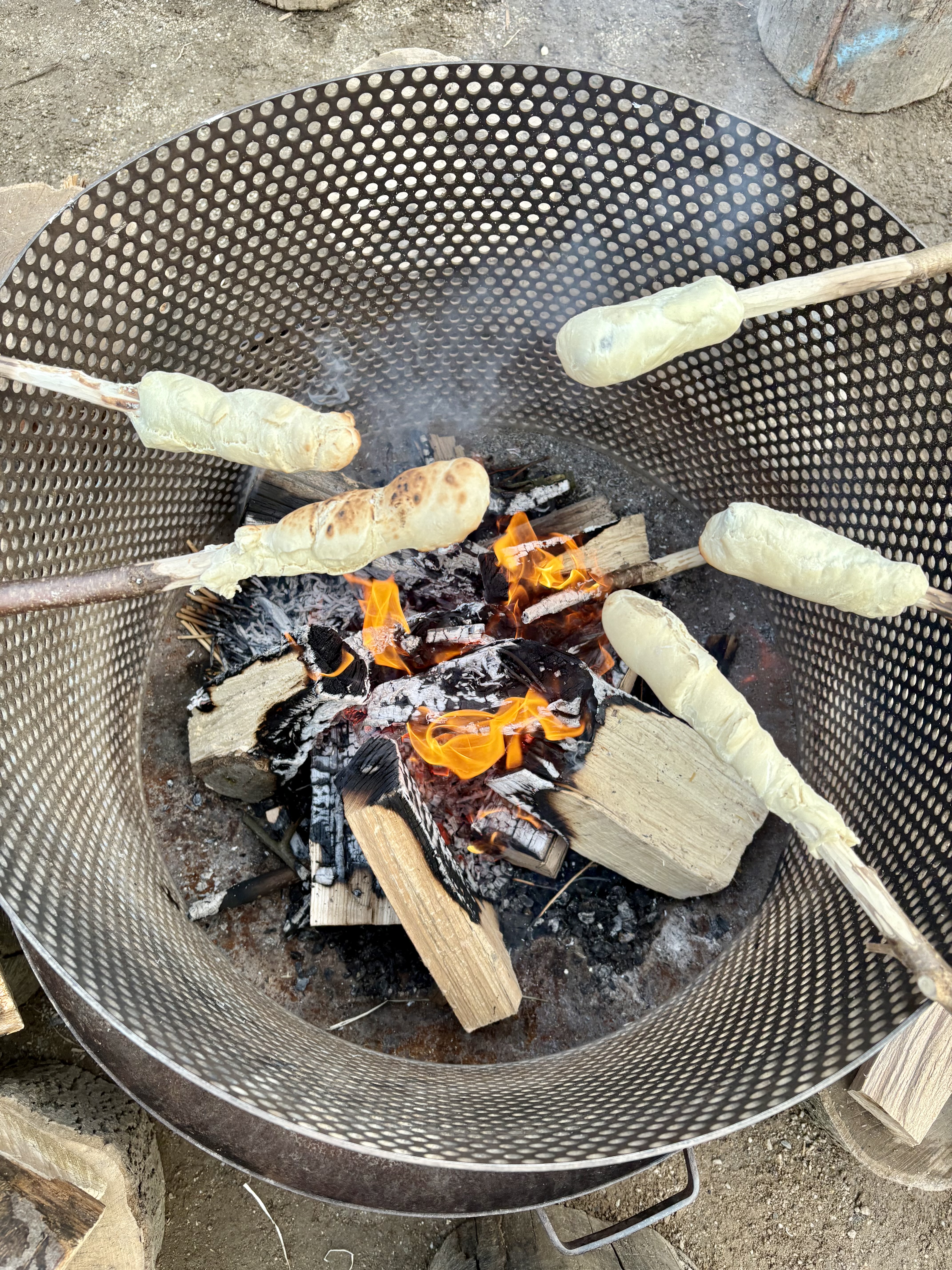 Stockbrot über dem Lagerfeuer