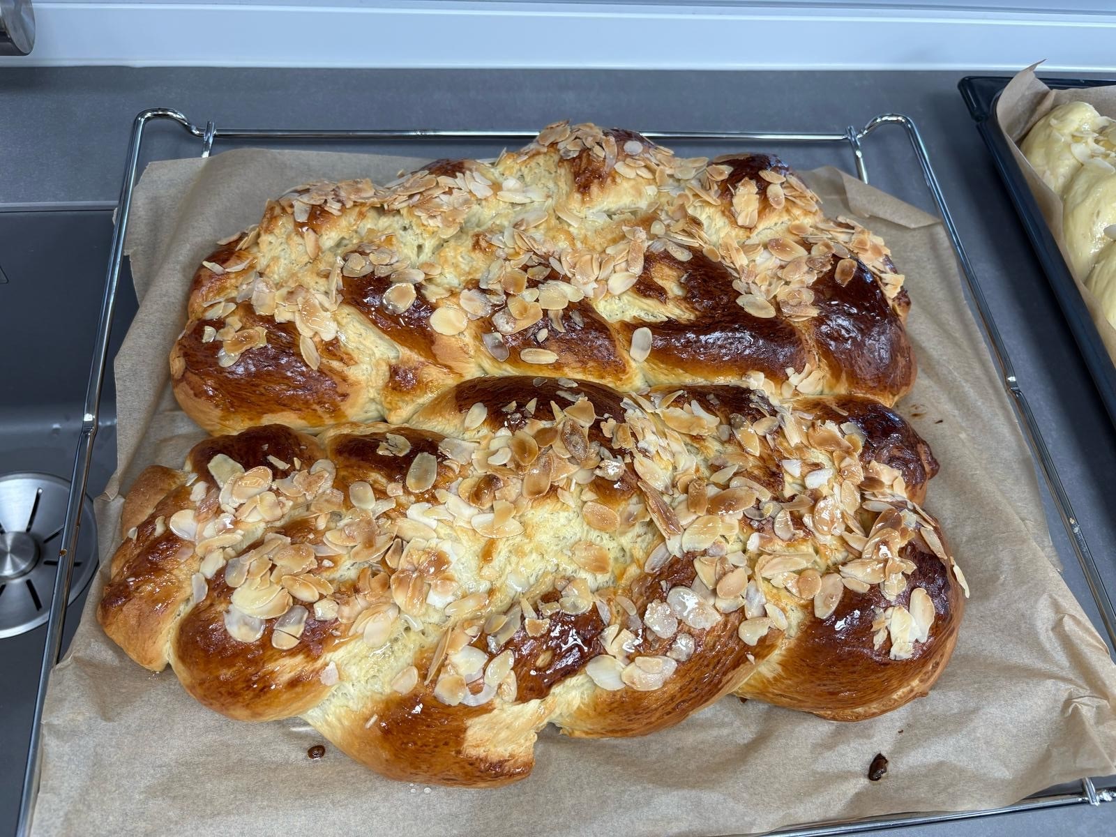 Frisch gebackener Hefezopf auf einem Backblech