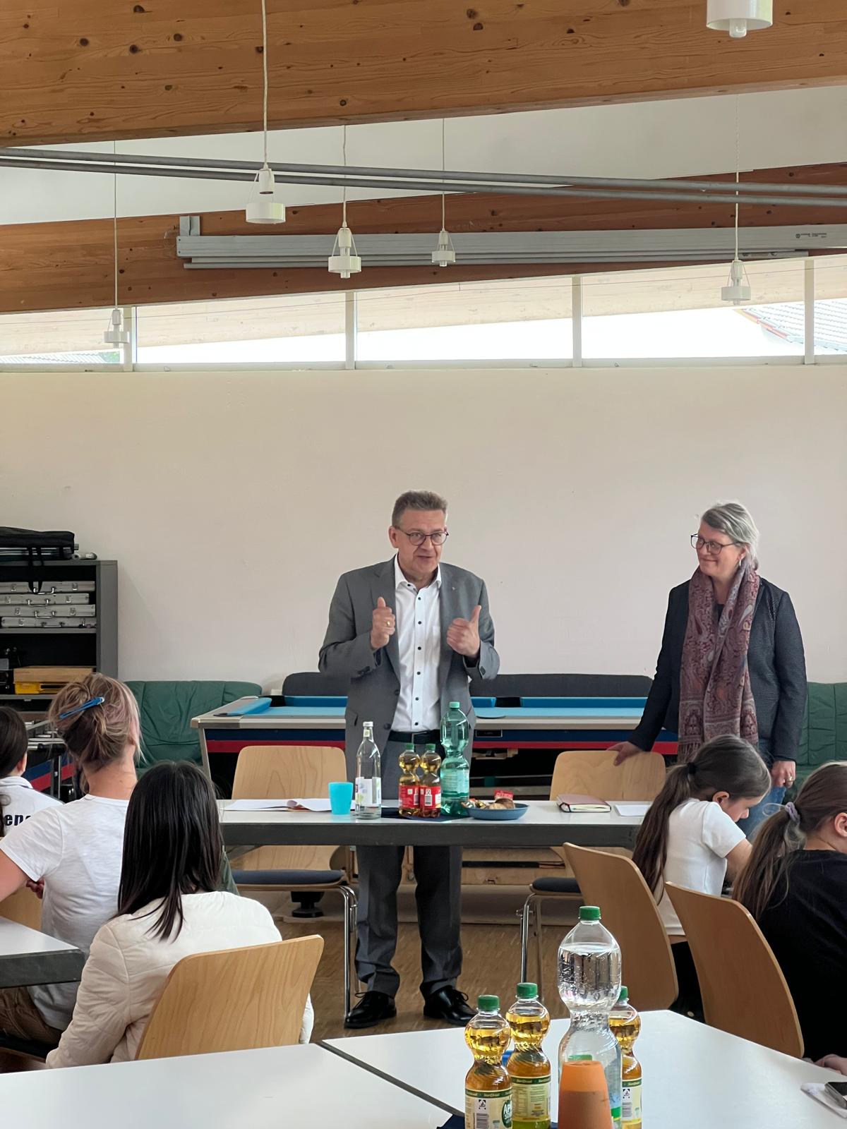 Bürgermeister Stefan Erb berichtet vor Kindern zum Thema