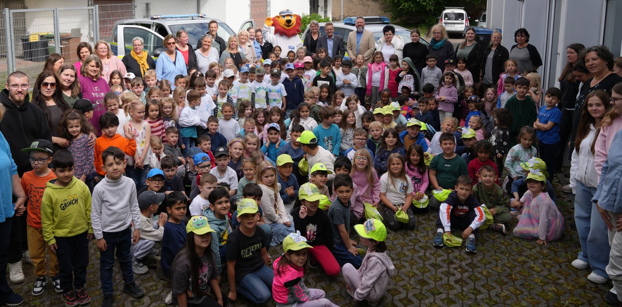 Großes Gruppenbild mit KiTa-Vorschulkinder mit Erziehern und Erzieherinnen mit Leon, Bürgermeister Stefan Erb und Marc Sachs, Lilian Siderius, Marc Schilling und Sandra Wunder