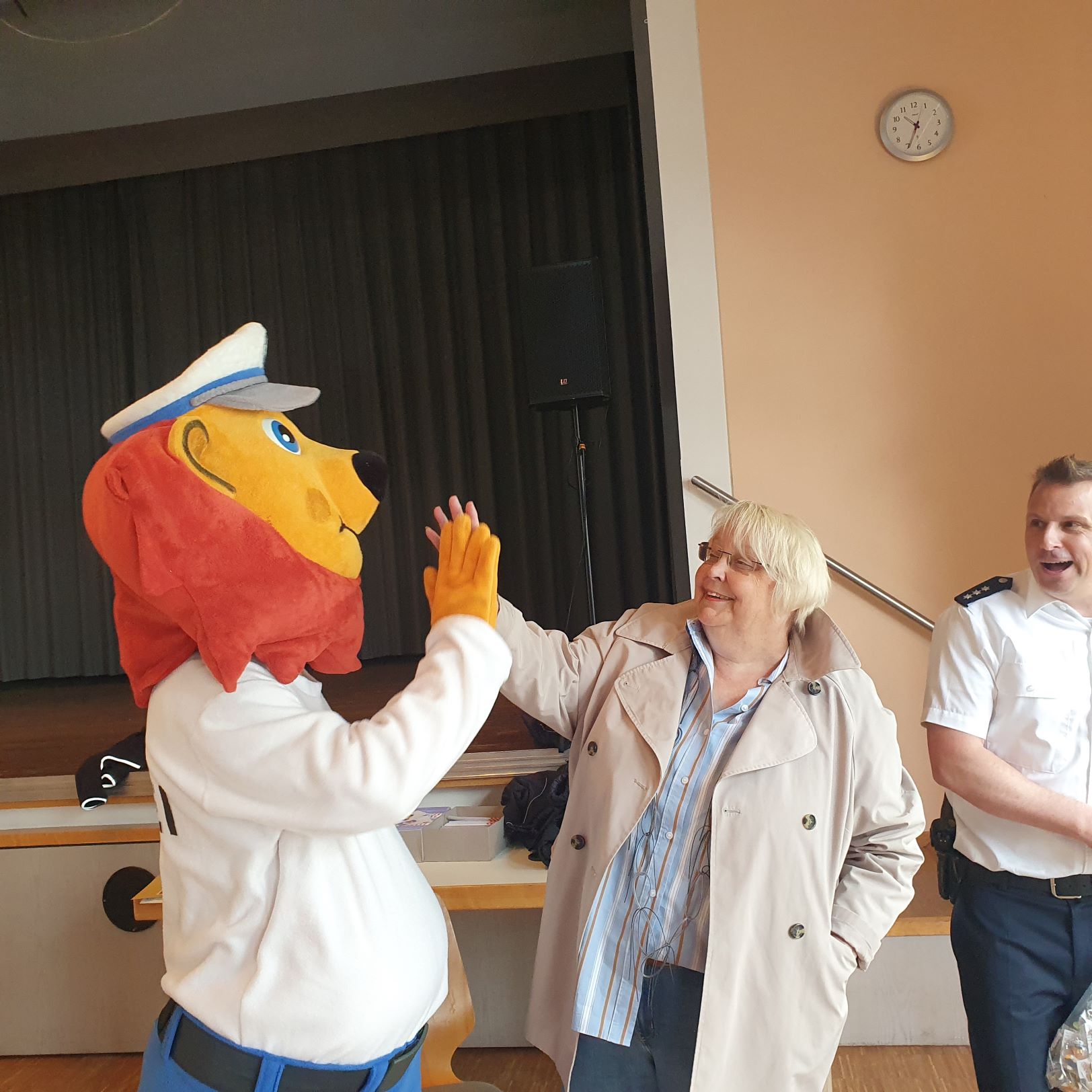 Figur Löwe Leon mit Lilian Siderius – sie hatte das Projekt nach Erlensee geholt.
