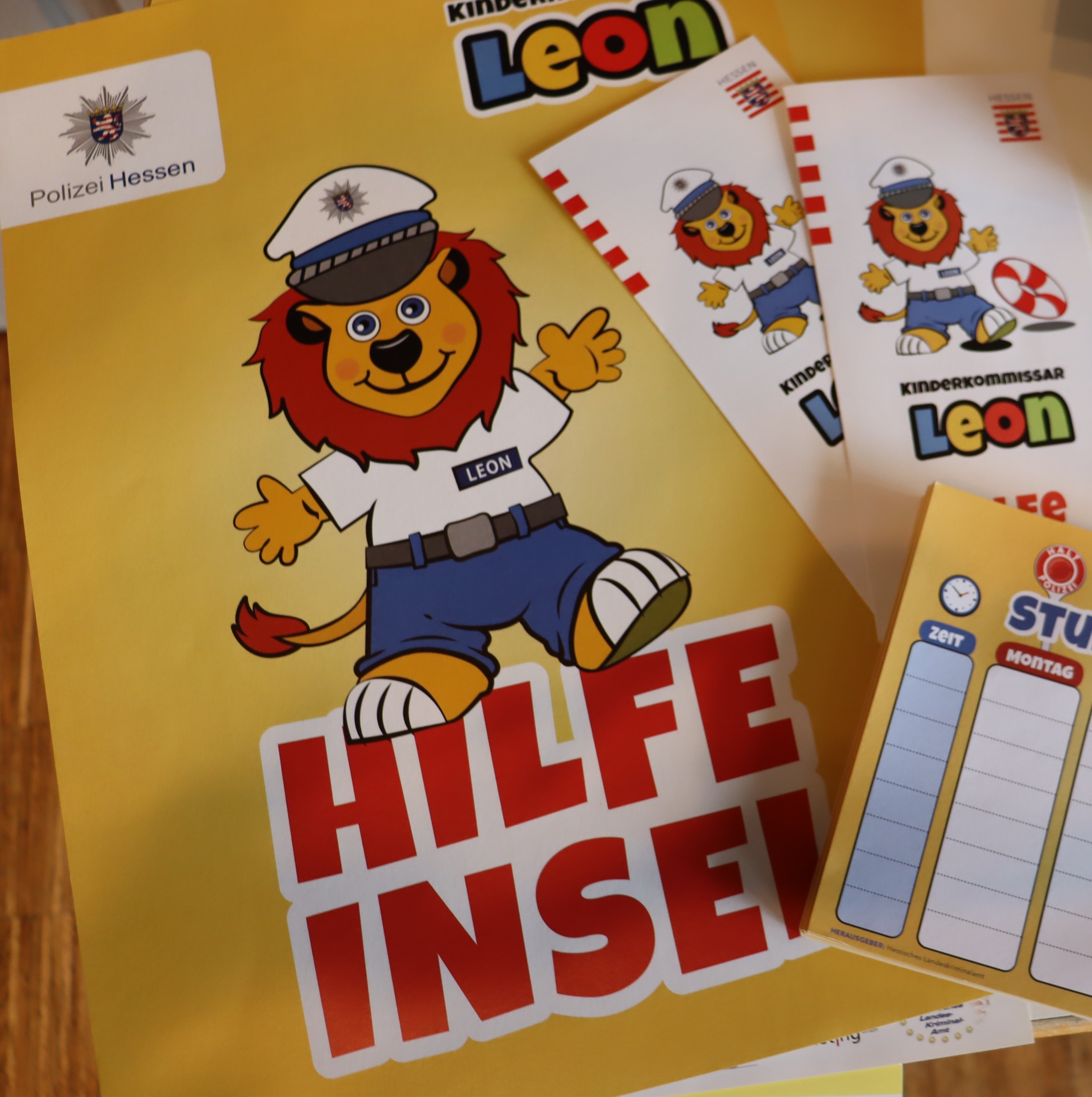 Plakat mit der Figur Löwe Leon