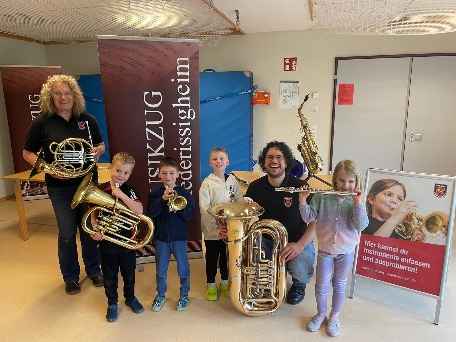Carmen und Steven Hirt und Kinder mit großen Blechblasinstrumenten