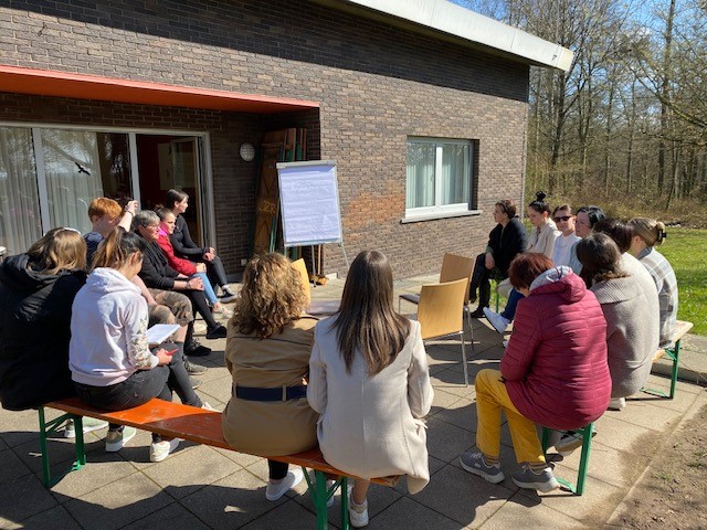 Arbeitsgruppe arbeitet auf der Terrasse in der Sonne