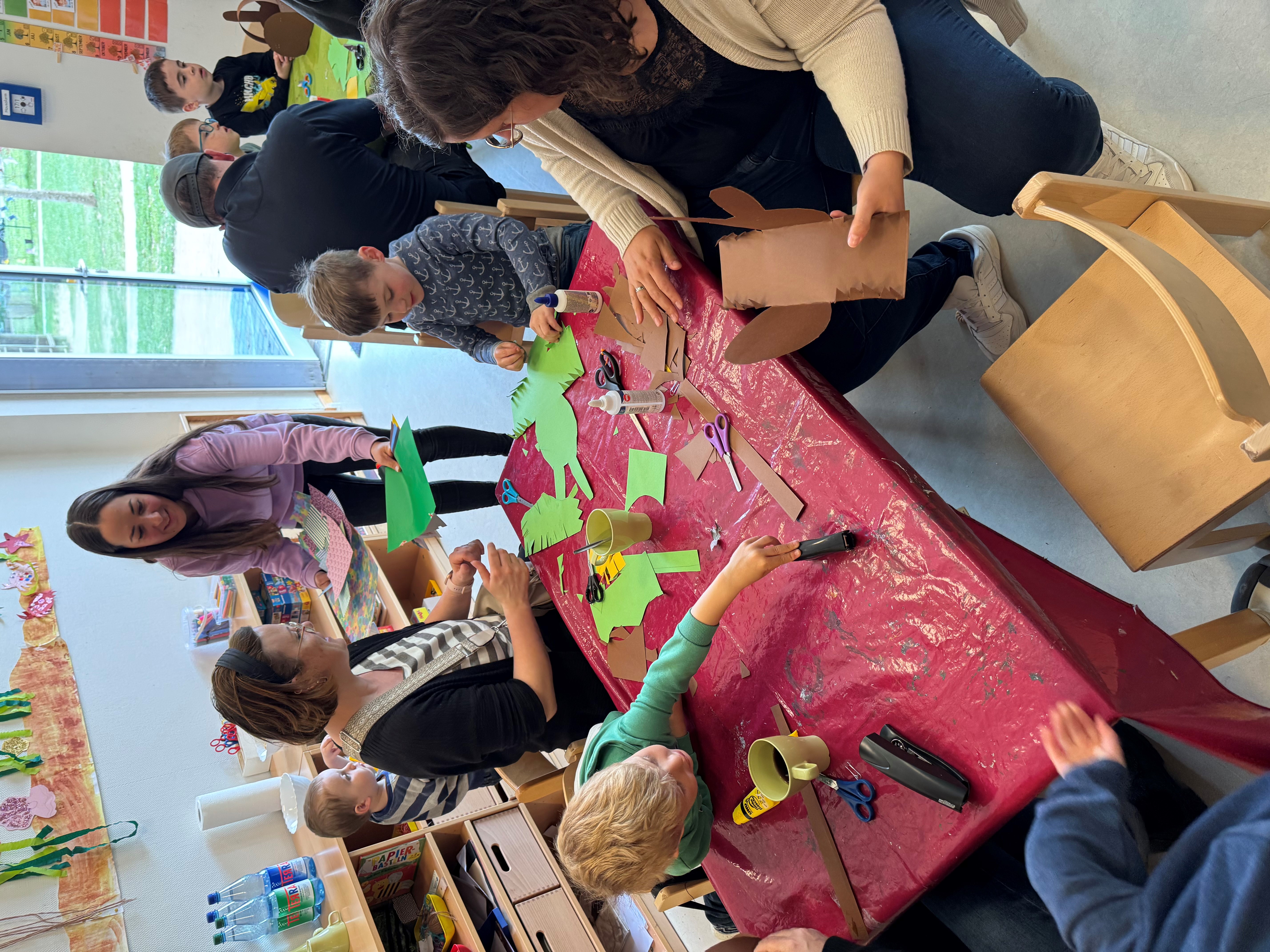 Eltern und Kindern beim Basteln