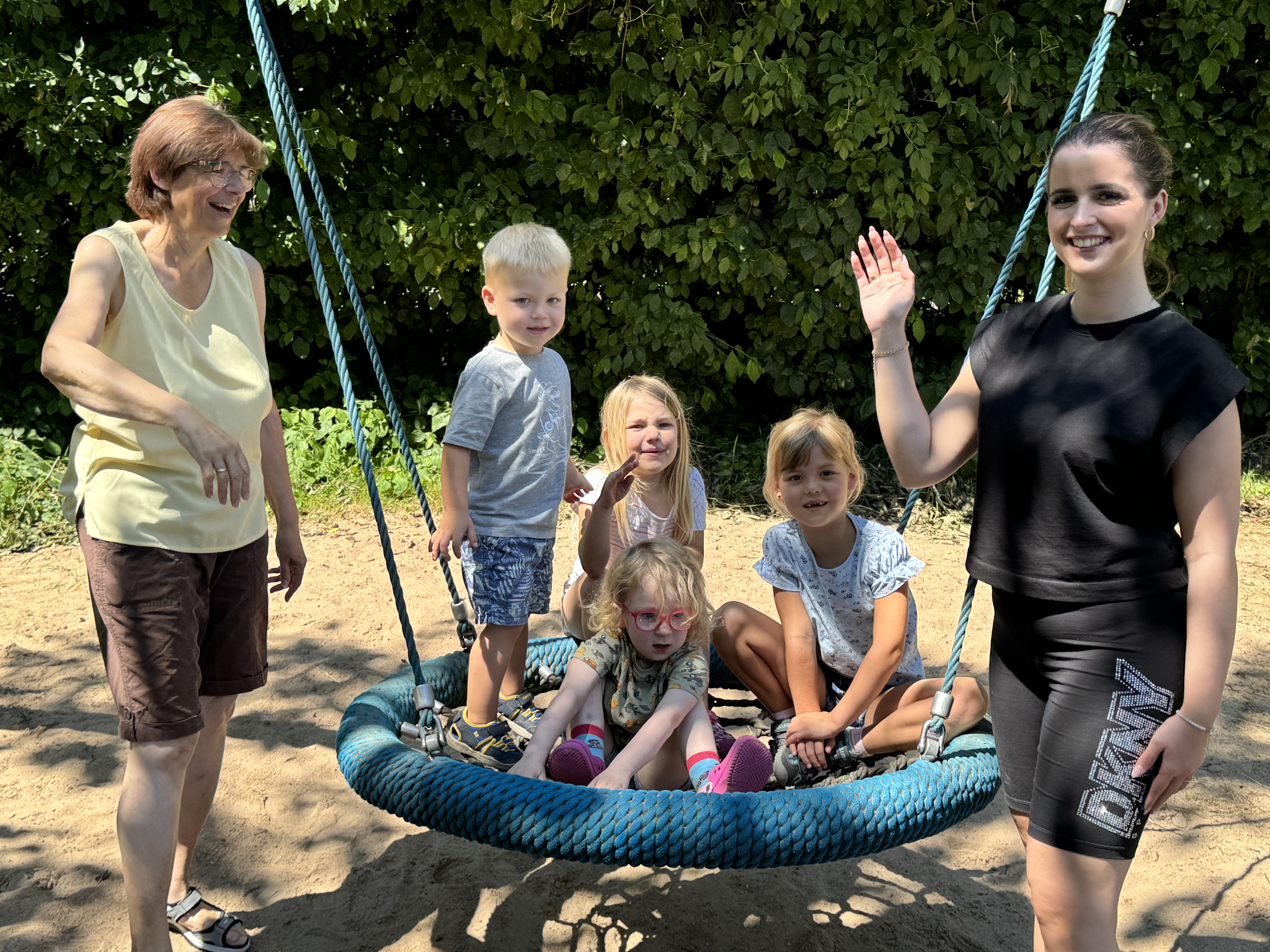 Kinder in einer Nestschaukel