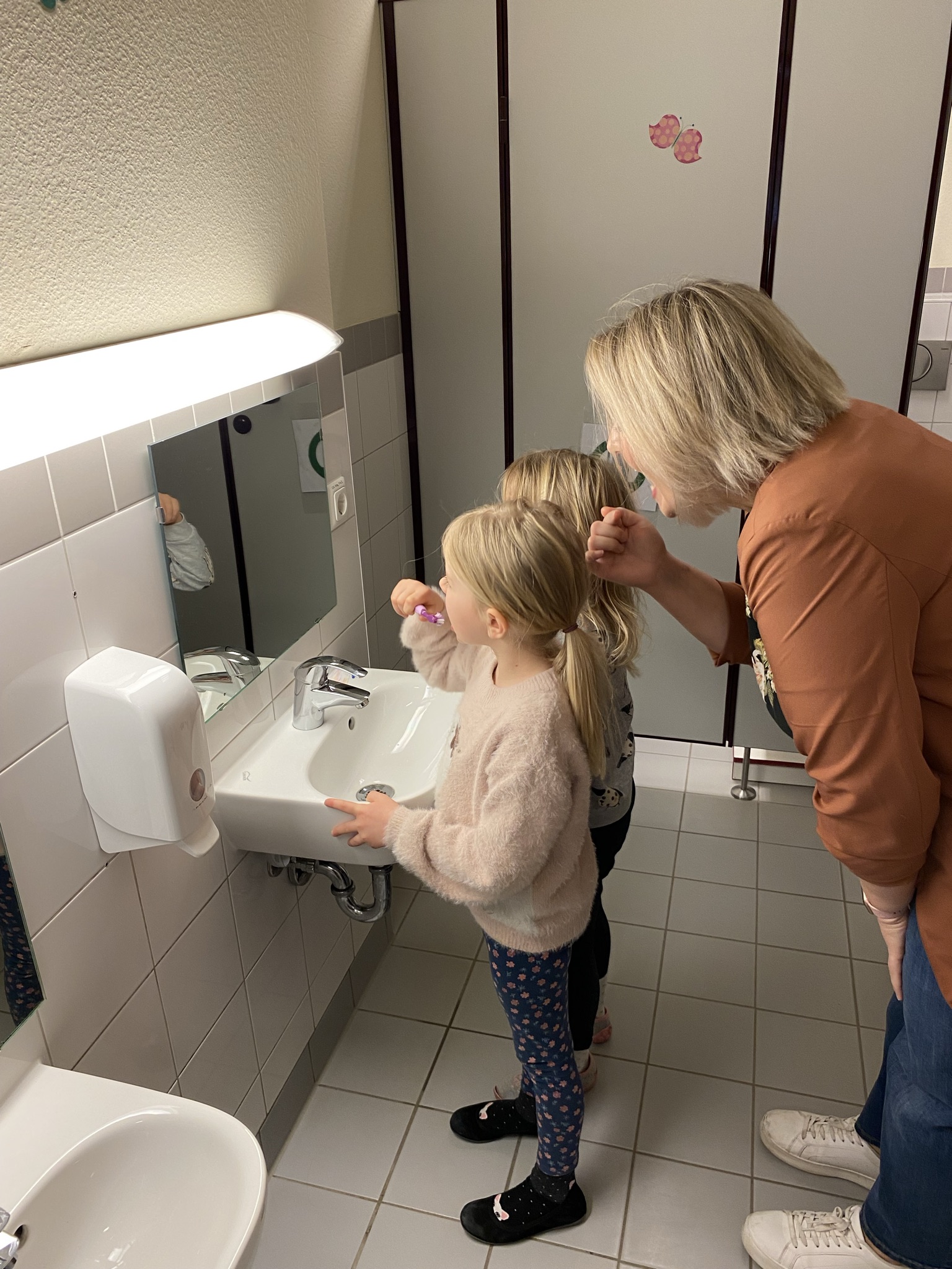 Kinder beim Zähneputzen mit Patenzahnärztin