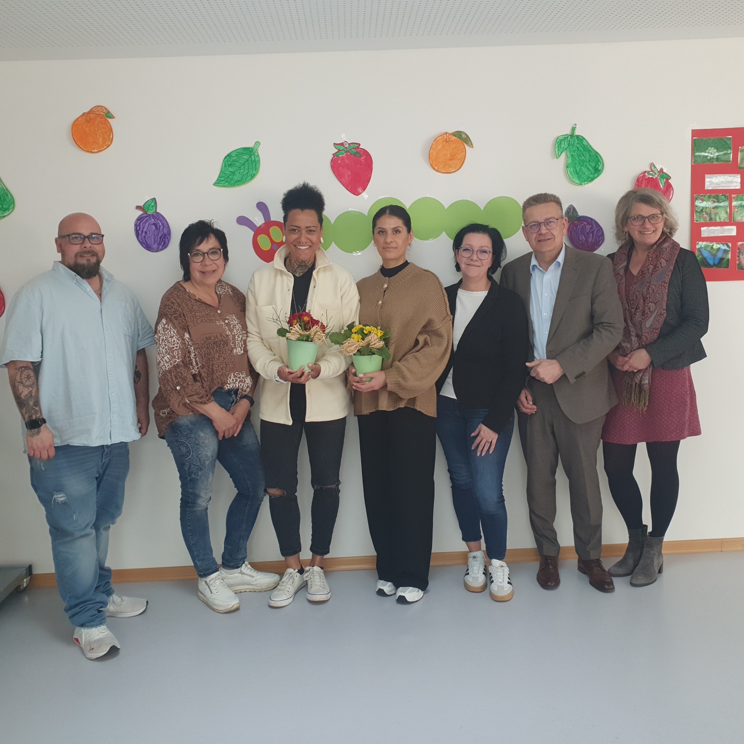 Die neuen Azubis mit KiTa-Leitungen, Bürgermeister und Fachdienstleitung