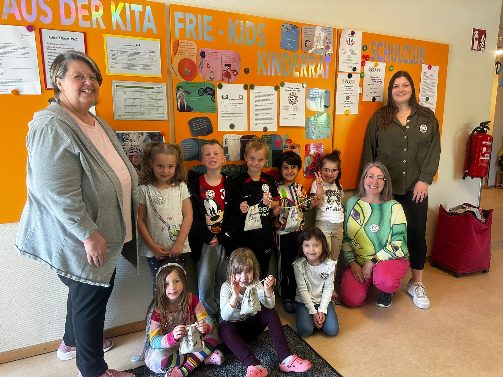 Die Kinderschutzbeauftragen  und die KiTa-Leitung mit Kindern