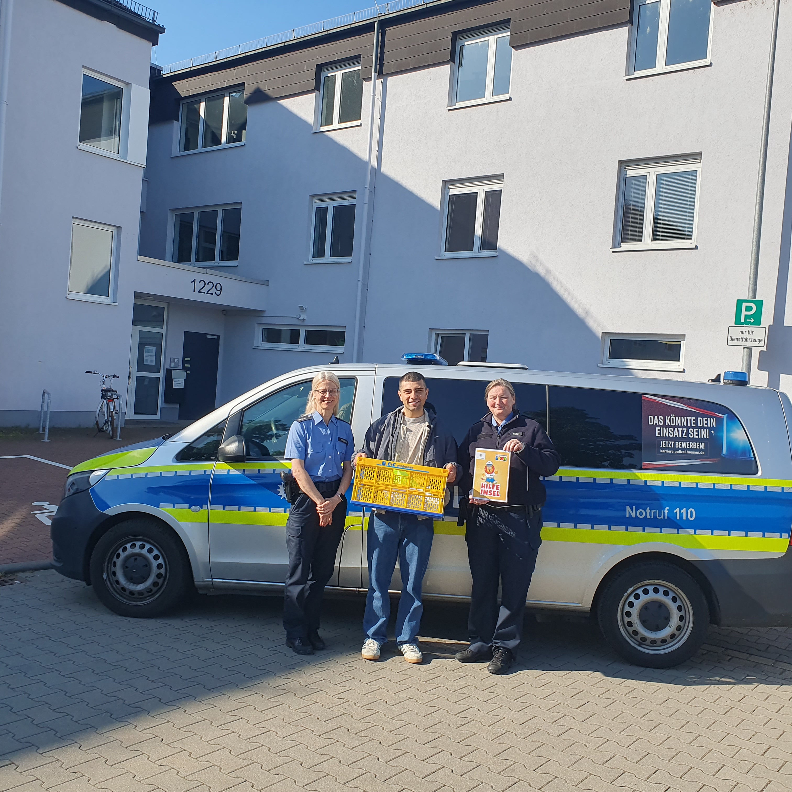 Polizeiauto mit den beiden Schutzfrauen Silke Rübmann und Julie Koch und dem Praktikant Ashot Hakobyan