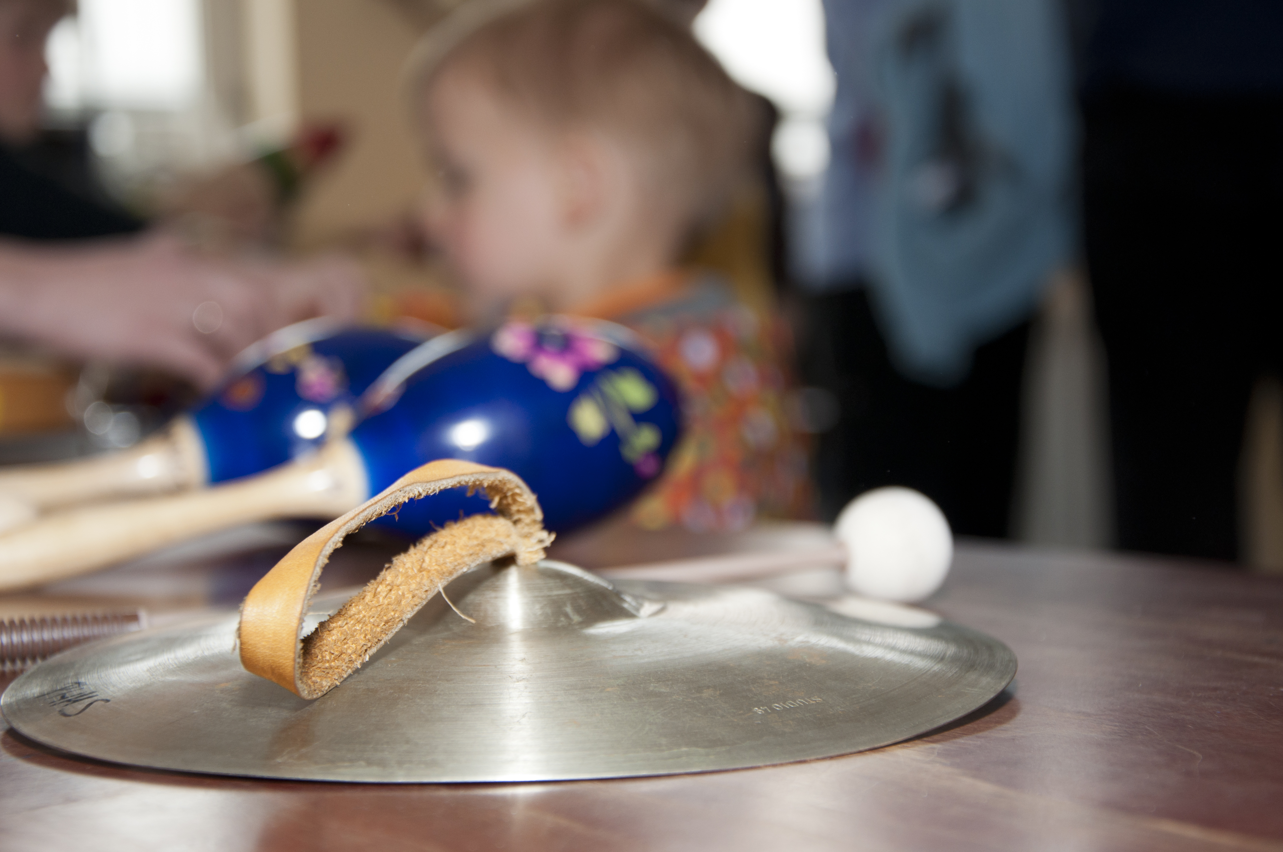 Kindermusikinstrumente: Becken und Rassel