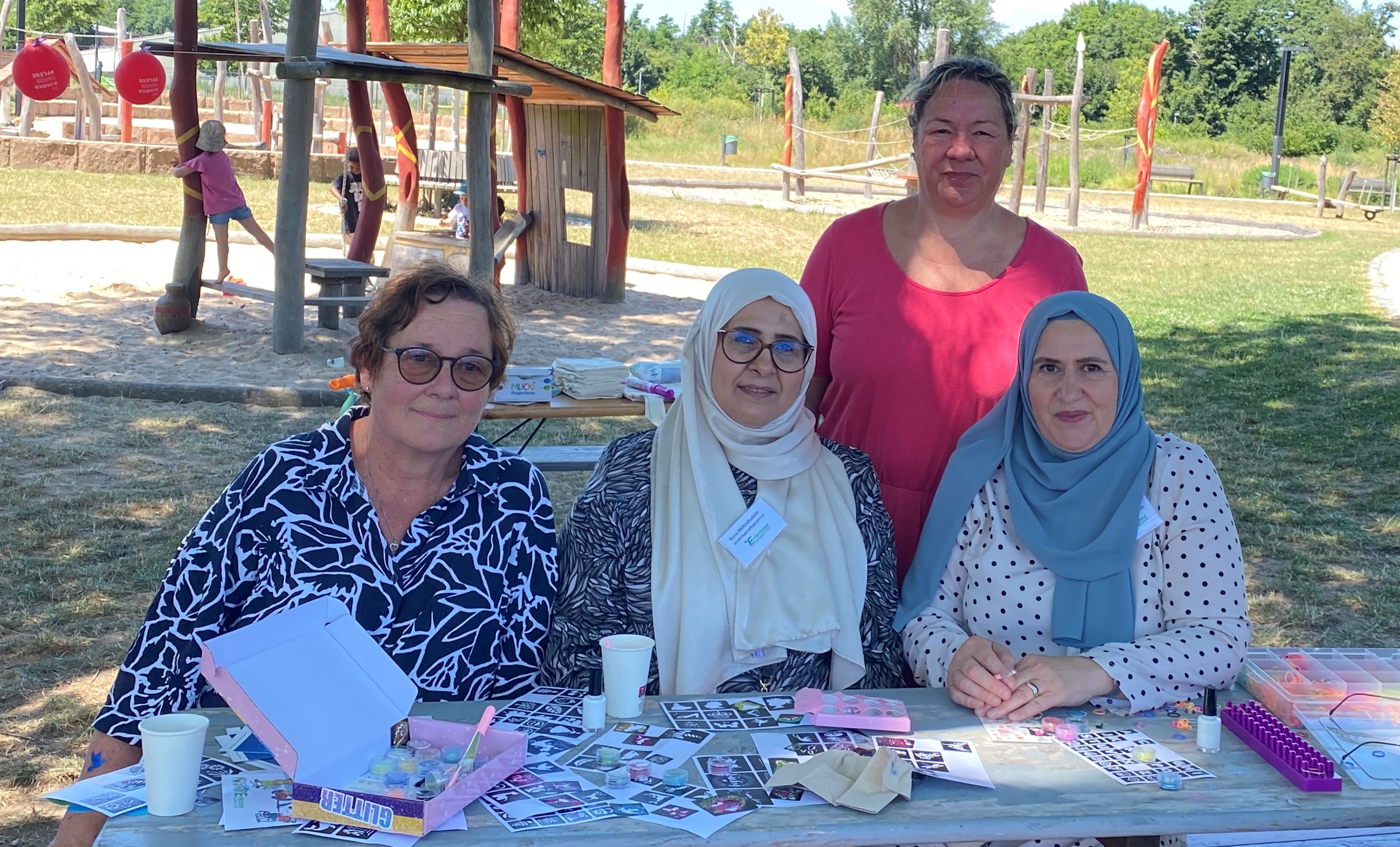 Stadtverordnete Doris Fuchs, SPD, Vorsitzende des Sozialausschusses zusammen mit den Tagesmüttern Rona Mehrabuddin, Nicole Vonbirn und Hane Krasniqi