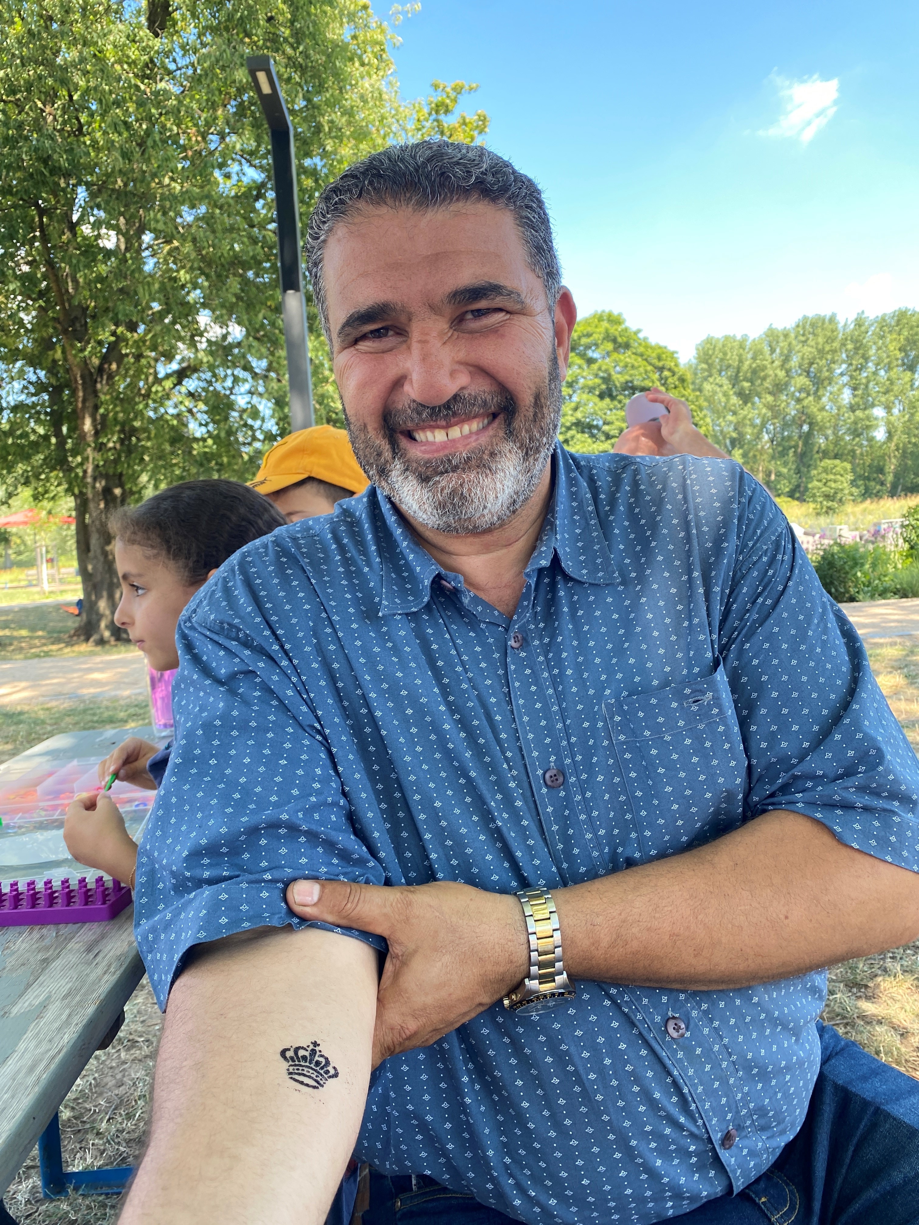 Emad Nayleh, Erzieher in der KiTa Sandweg mit einem Glitzer-Tattoo auf dem Unterarm