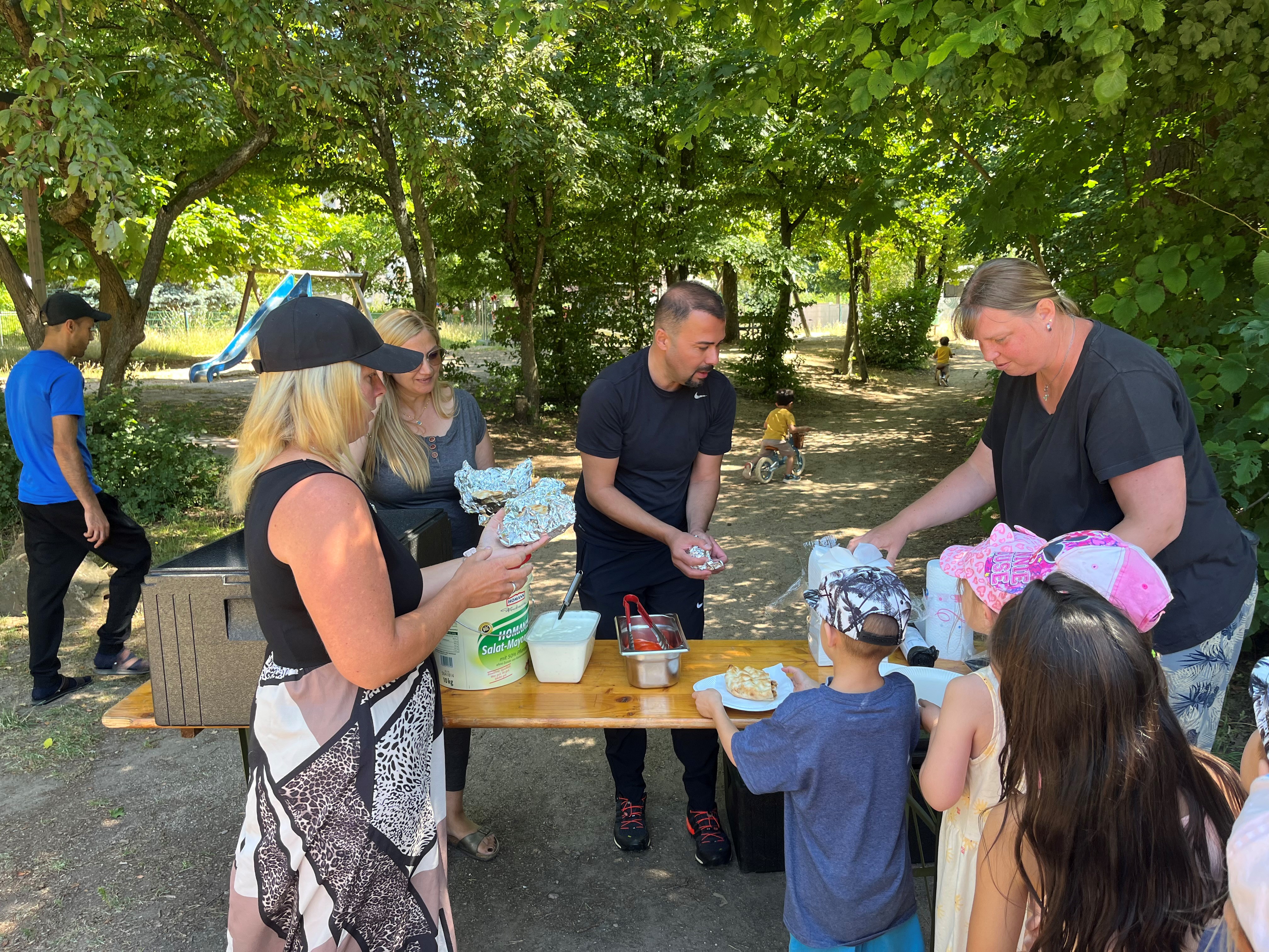 Kinder und Eltern beim &#34;Essenfassen&#34;
