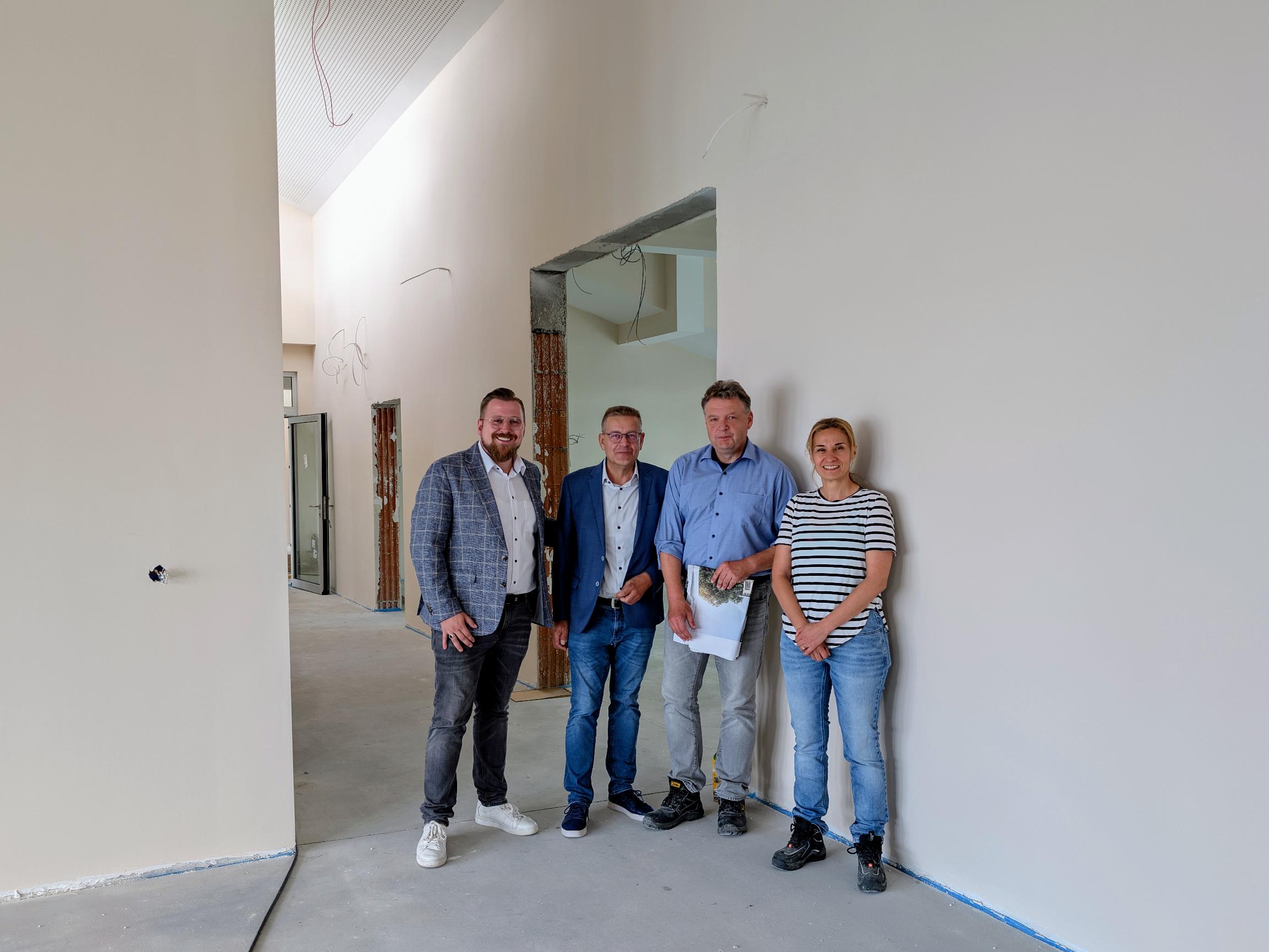 Bauamtsleiter Wolfgang Rittershauß, Bürgermeister Stefan Erb, Architekt Jörg Himmler, Ralitsa Angelova, Architektin der Stadt Erlensee