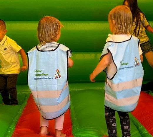 Kinder auf einer Hüpfburg