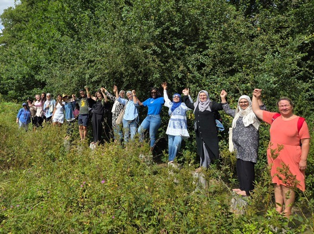 Die Tagespflegepersonen in einer Reihe im Grünen