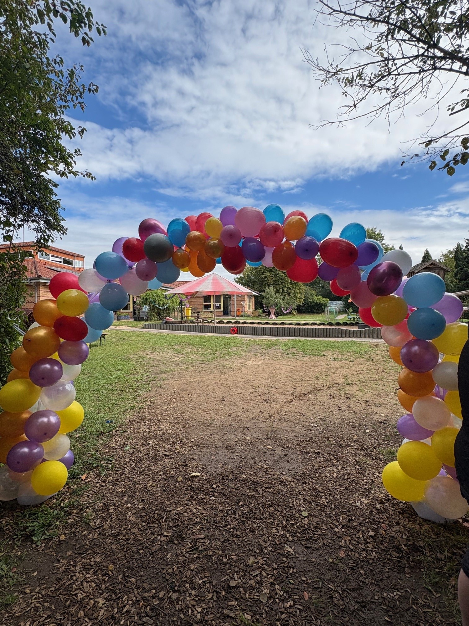 Eingang des KiFaZ SAndweg mit Luftballongirlande