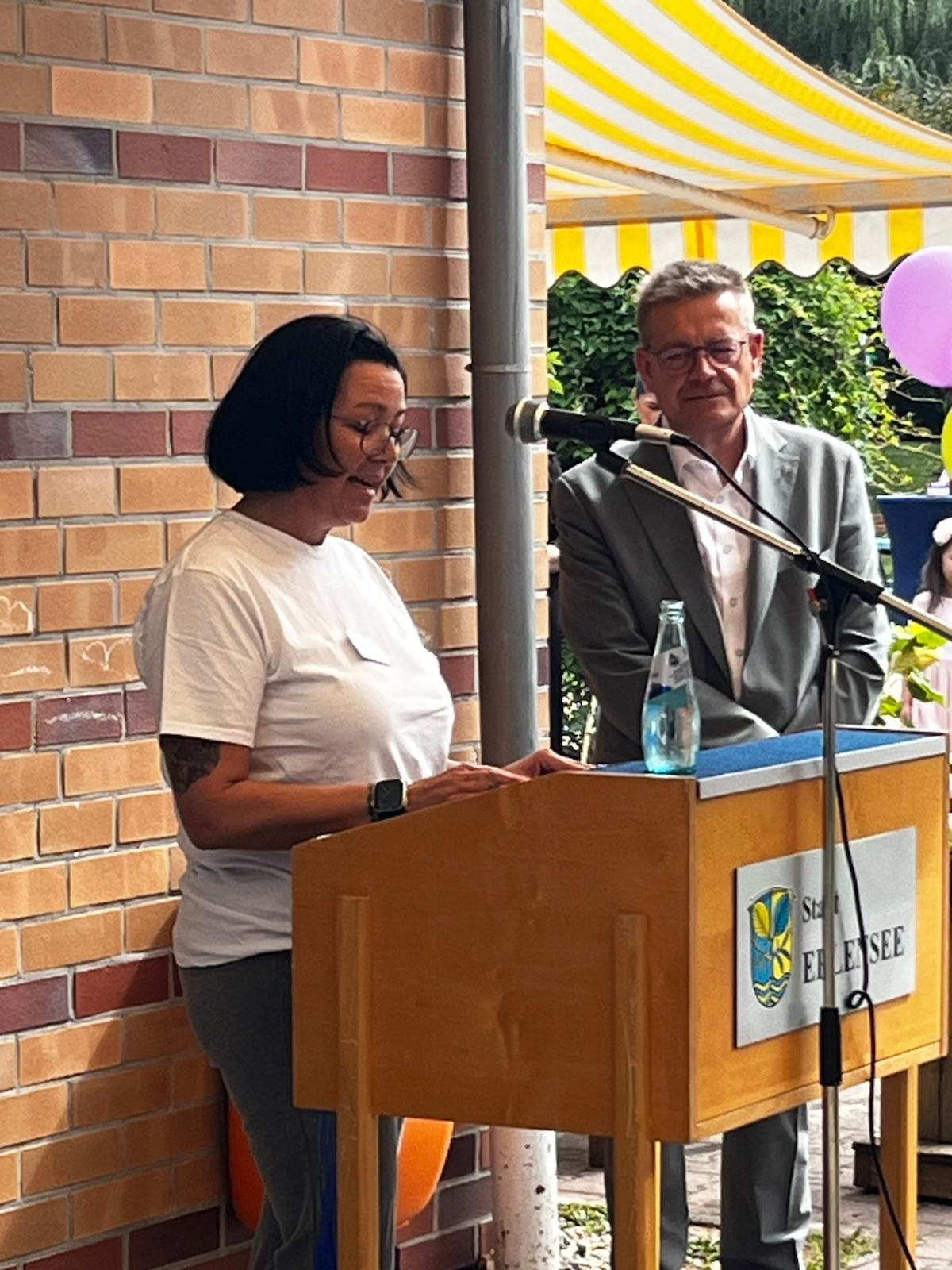 KiFaZ-Leitung Jane Matzke und Bürgermeister Stefan Erb bei der Begrüßung