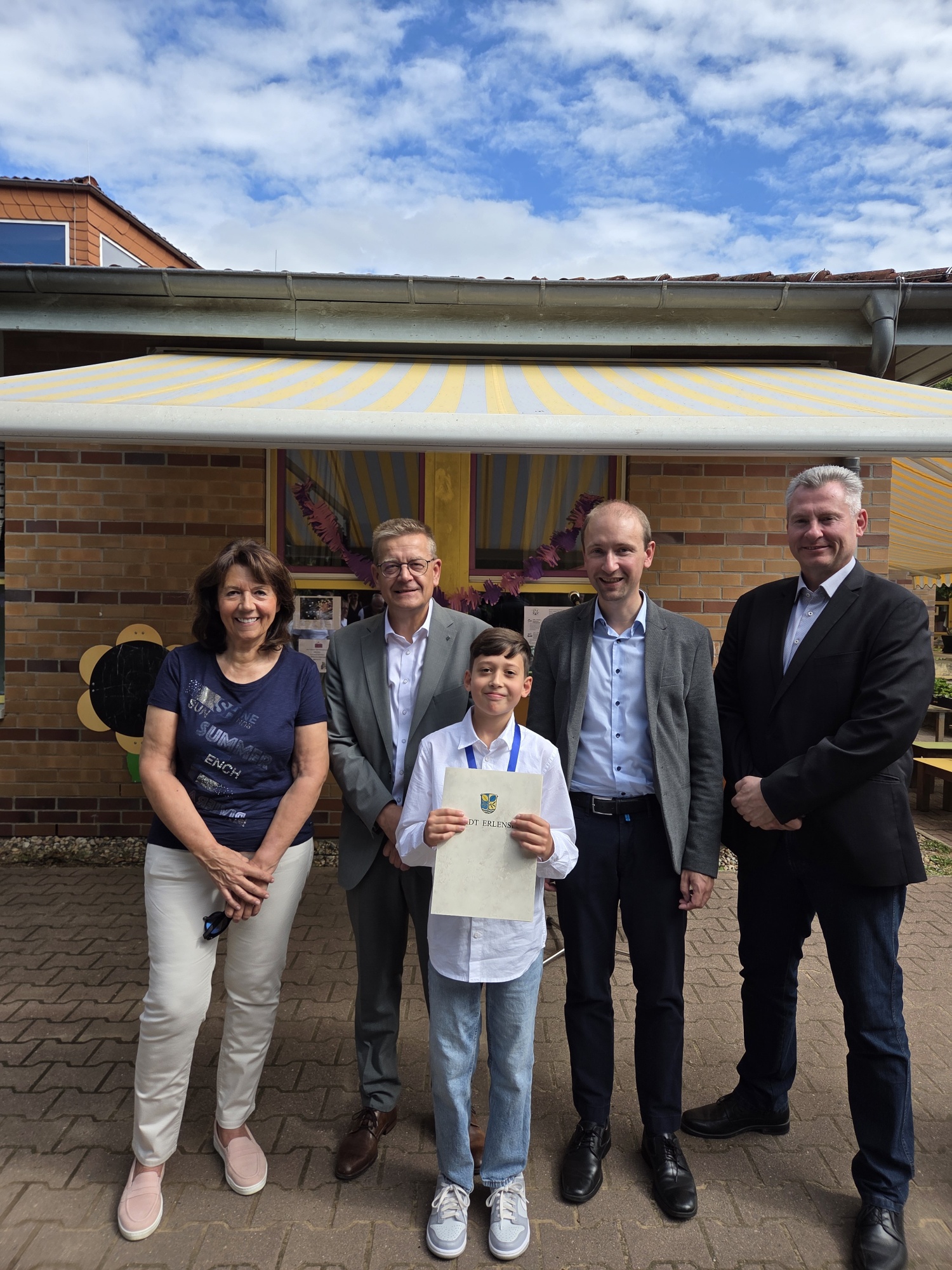 Leonard Renkel mit Erster Stadträtin Birgit Behr, Bürgermeister Stefan Erb, CDU-Landtagsabgeordnetem Max Schad und Erstem Kreisbeigeordneten Andreas Hofmann