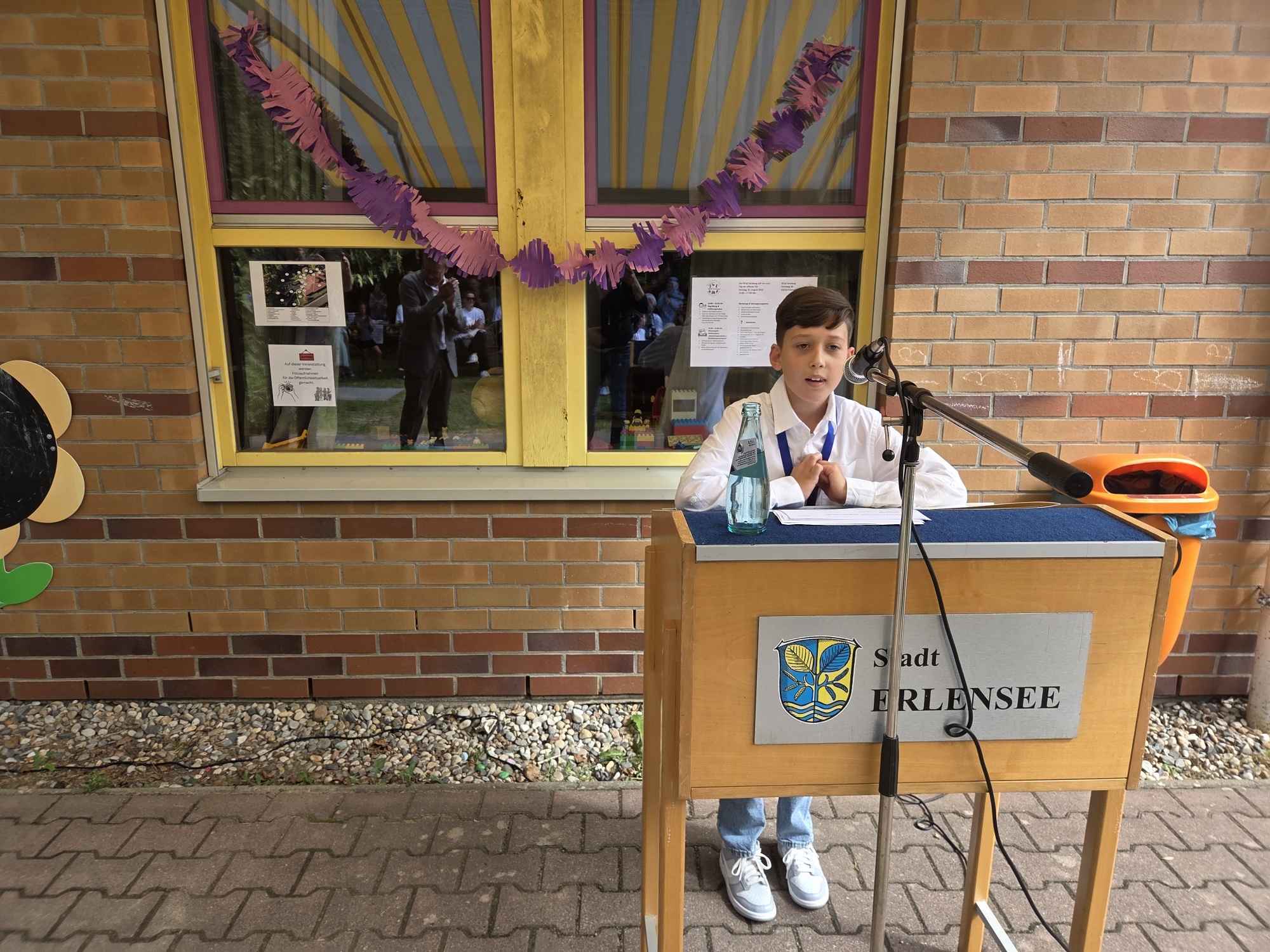 Leonard Renkel am Rednerpult hält seine erste Rede
