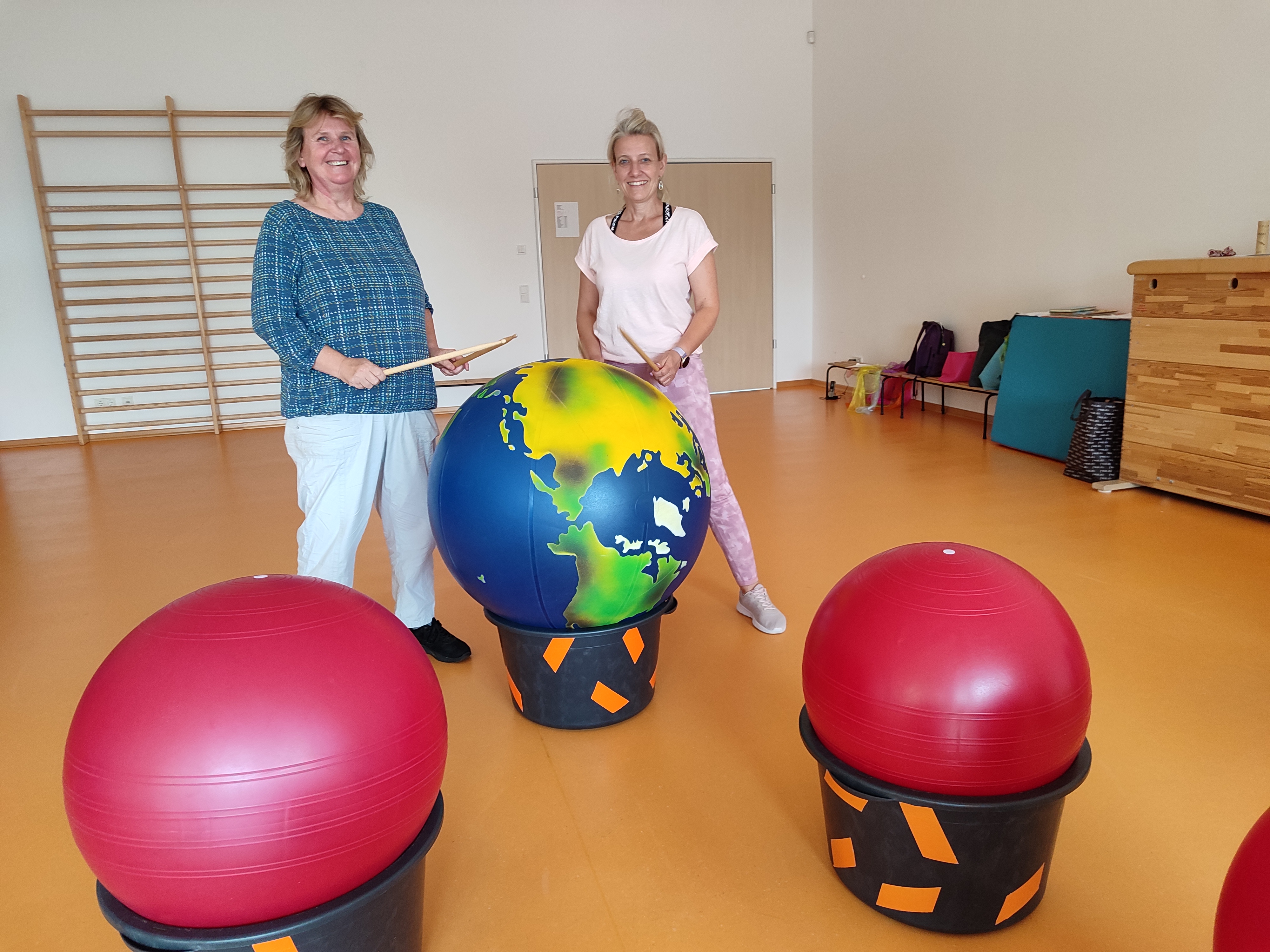 Ellen Krause und Birgit Walter mit Bällen und Drumsticks von Drums Alive.