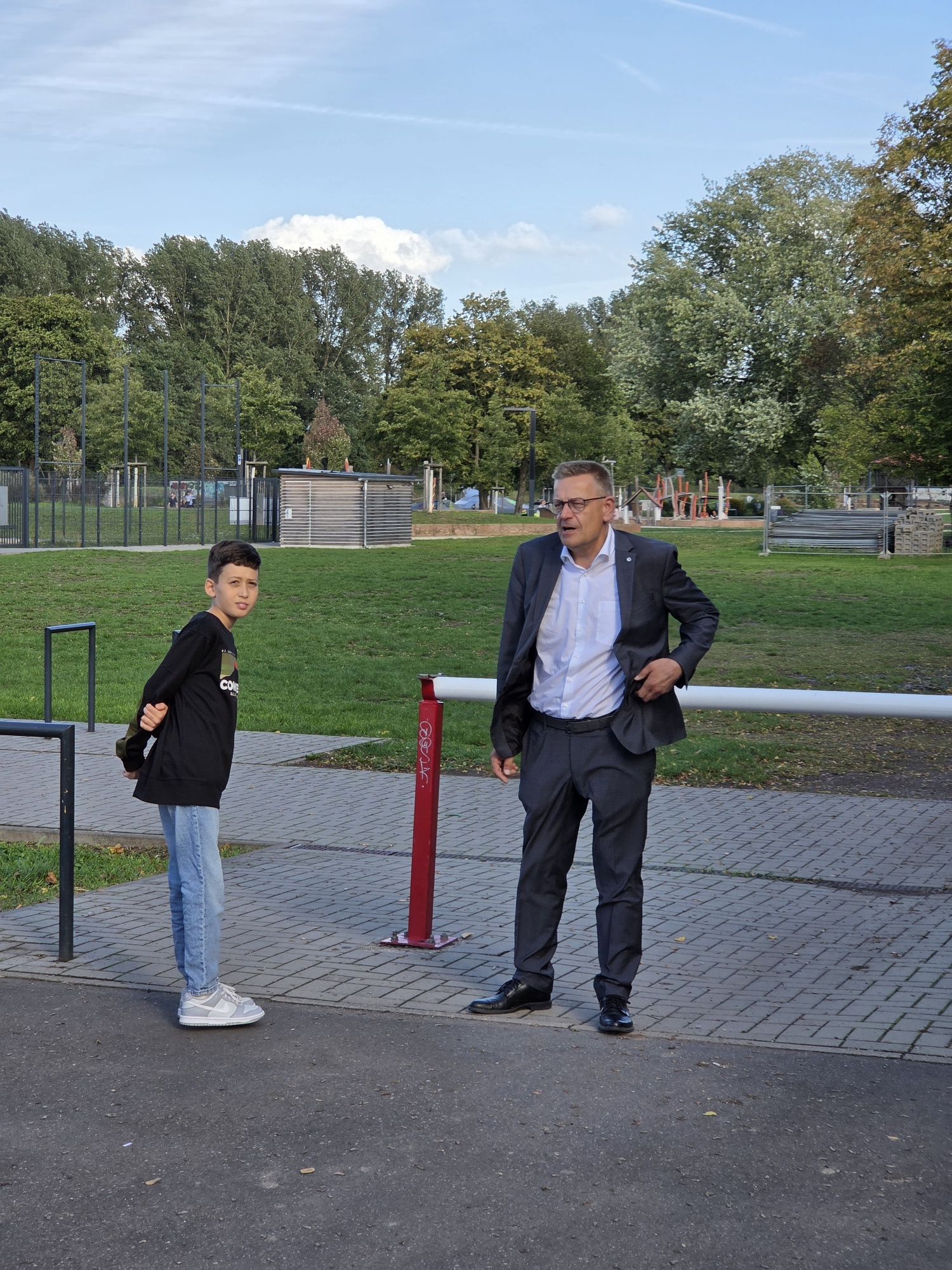 Kinderbürgermeister Leonard Renkel und Bürgermeister Stefan Erb im Limespark