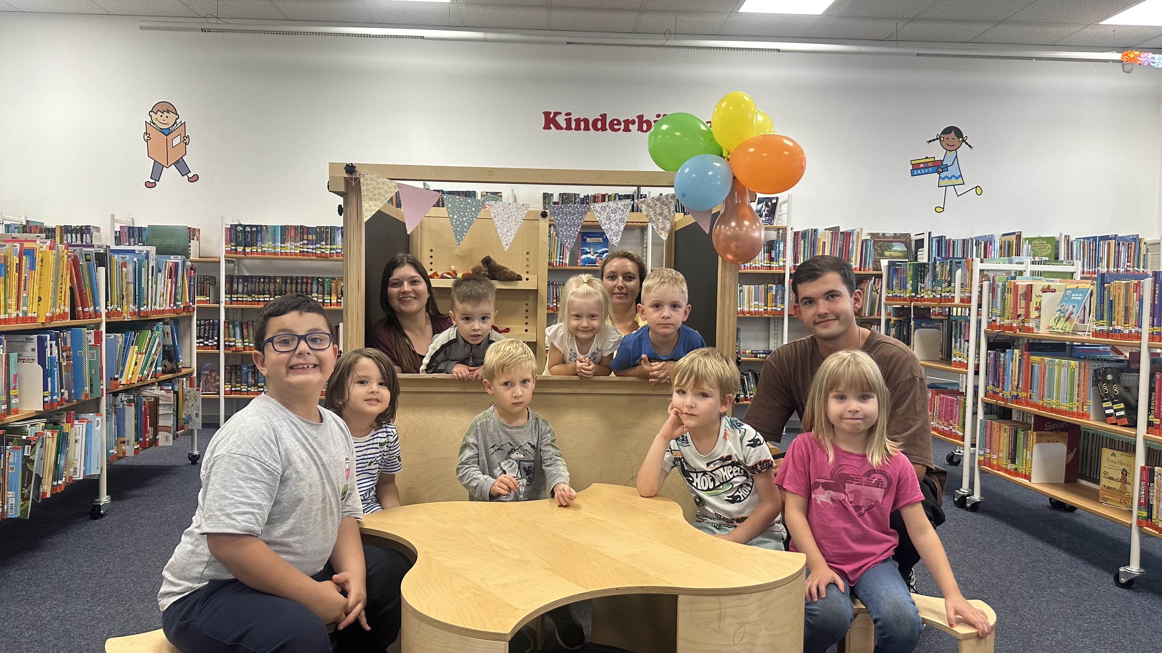 KiTa-Kinder vor und im Kasperletheater der Stadtbücherei