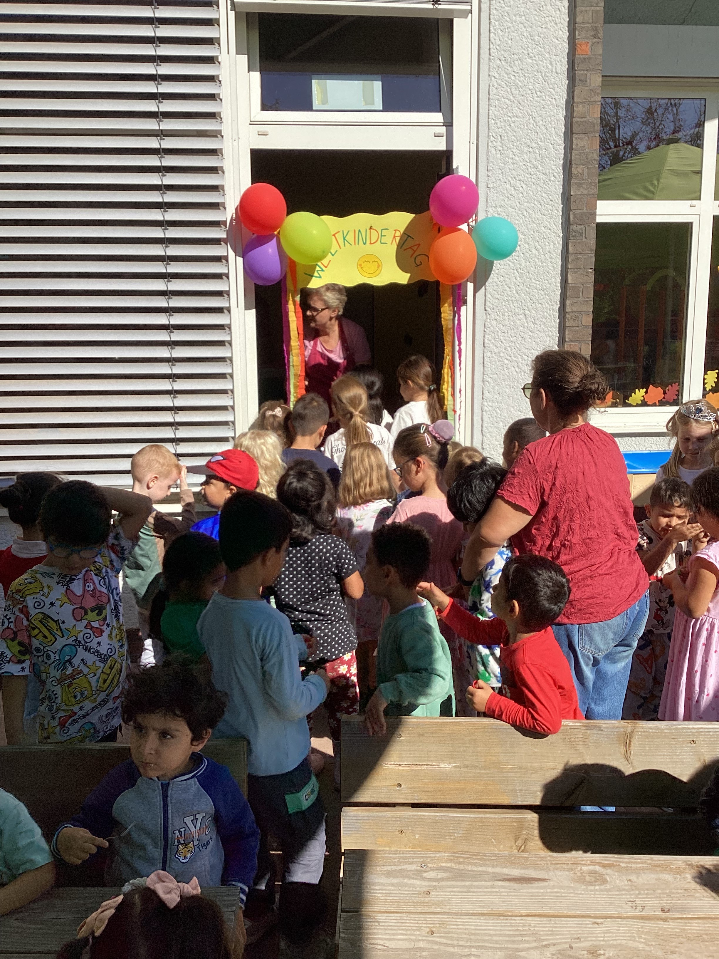 Improvisierte Eisdiele mit vielen Kindern davor