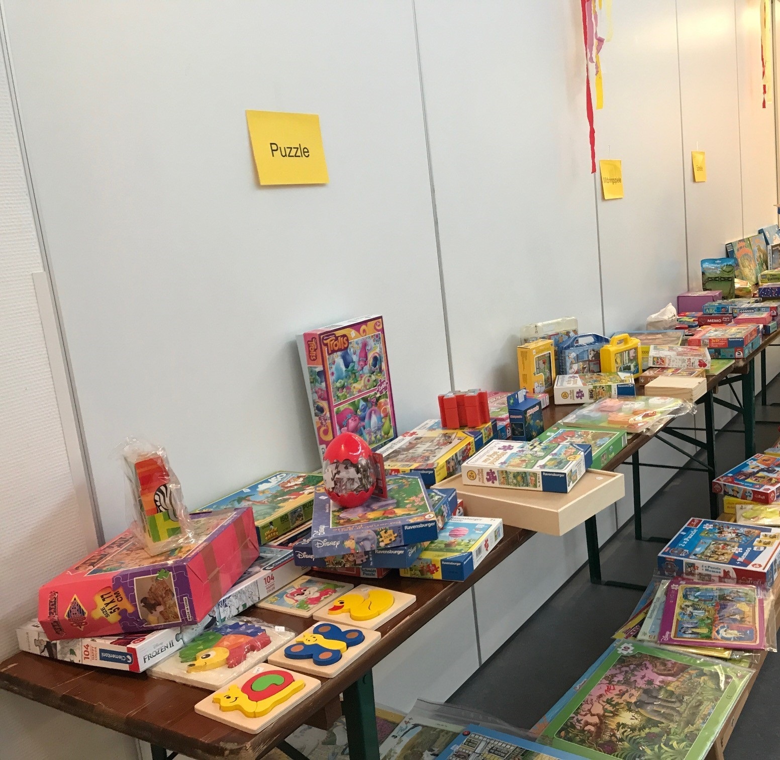 Verkaufstische mit vielen Puzzles und Spielen