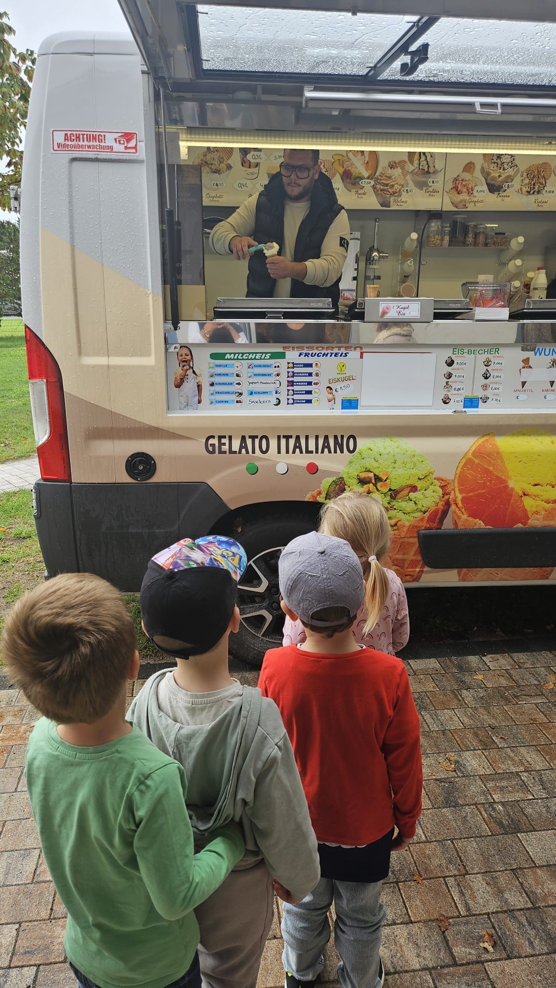 Kinder stehen am Eiswagen an