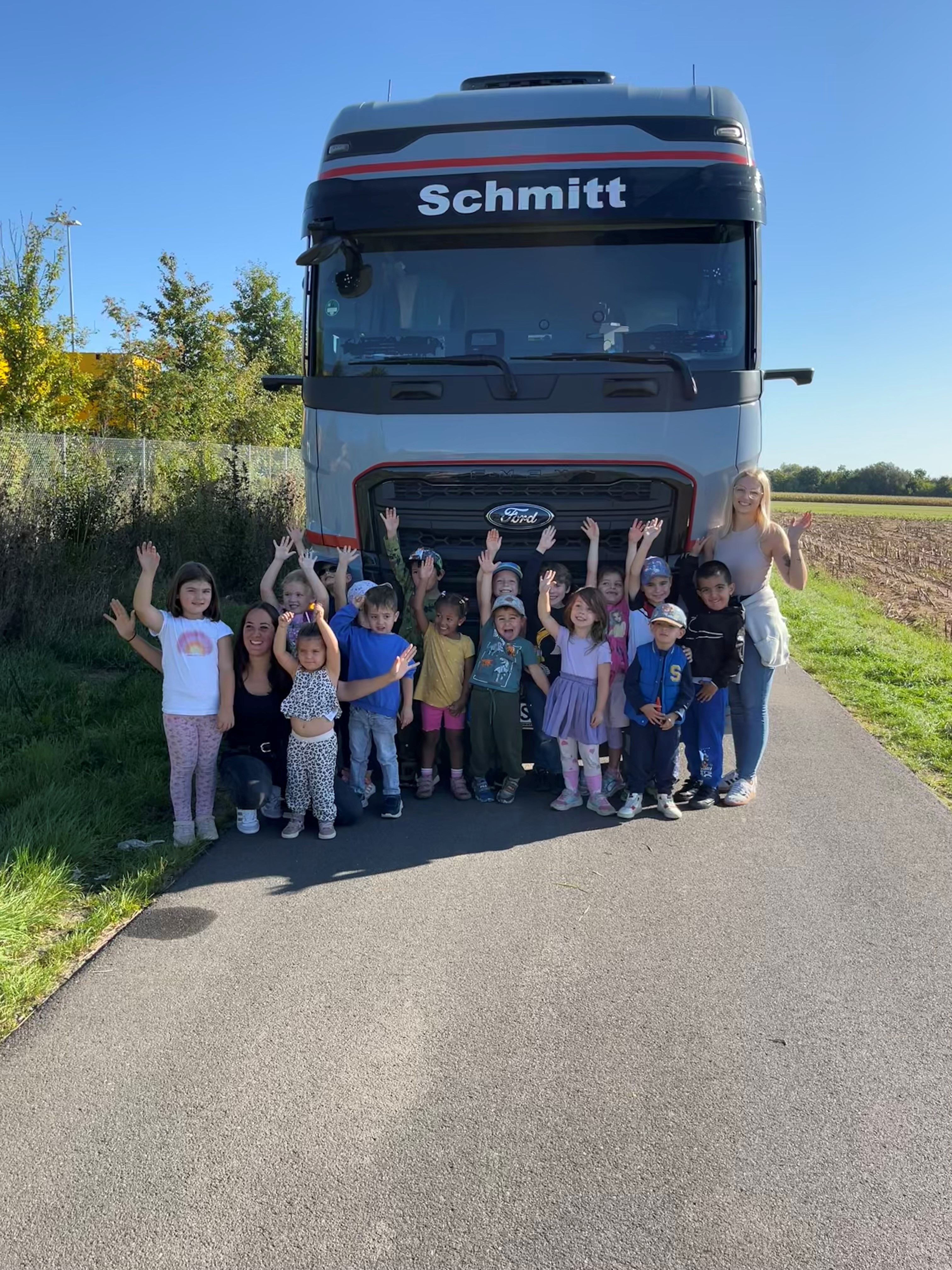 KiTa -Kinder jubeln vor dem LKW