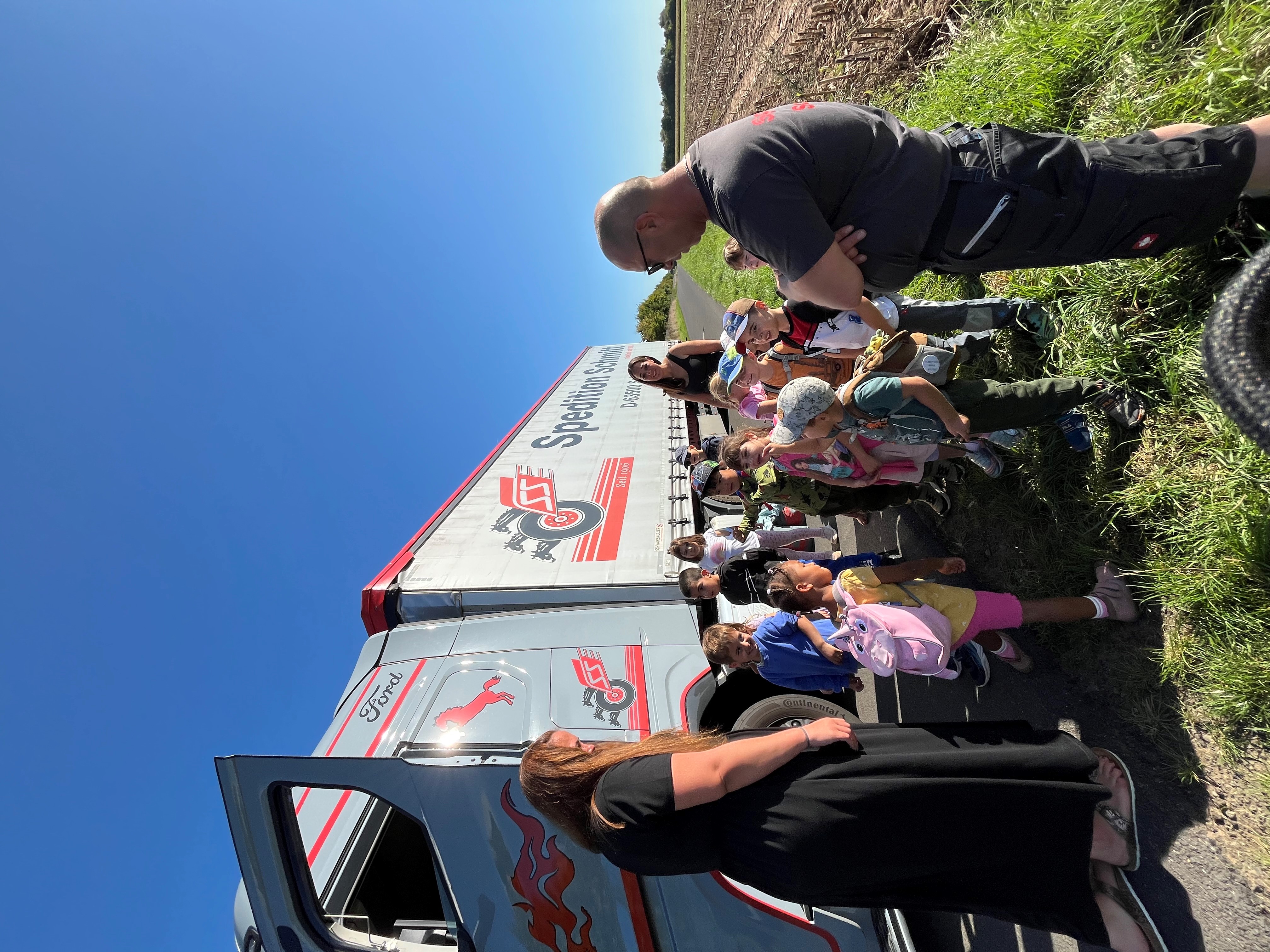 Kita-Kinder bestaunen den großen LKW