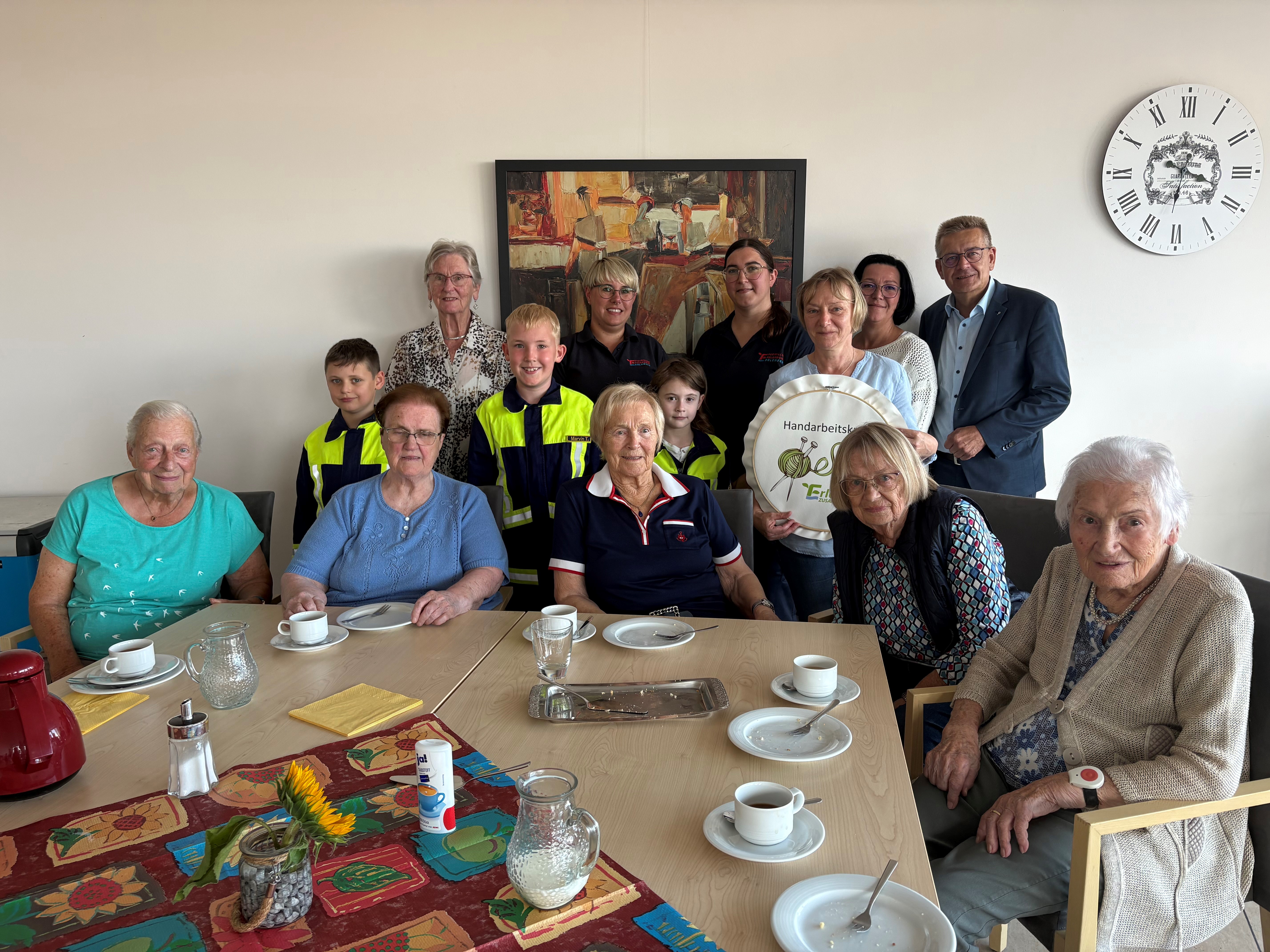 Handarbeitskreis übergibt Spende an Kinderfeuerwehr