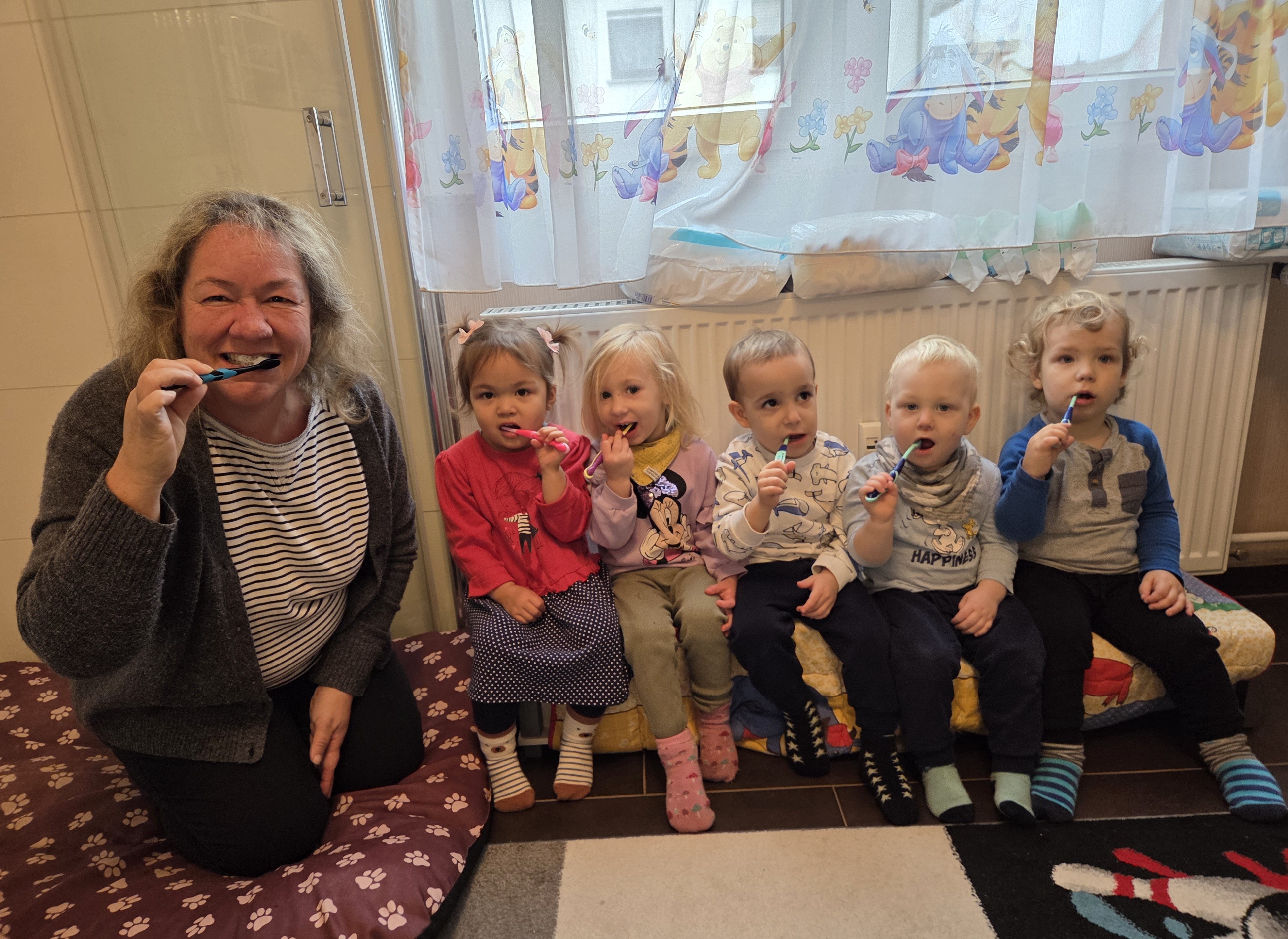 Nicole Vonbirn putzt mit den Kindern Zähne
