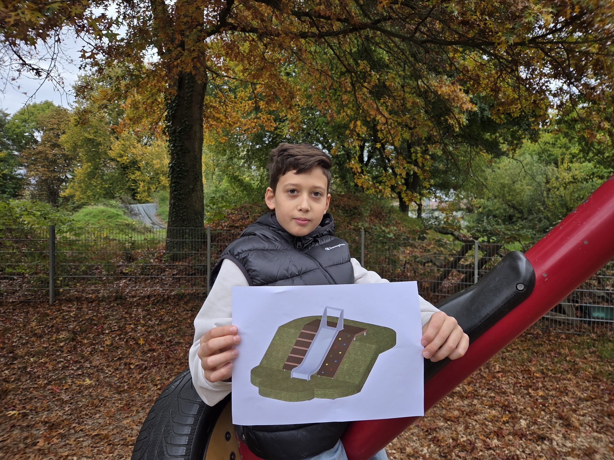 Leonard Renkel mit dem Bild einer neuen Rutsche