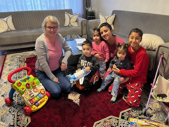 Tagesmutter mit Kindern und Fachdienstleiterin beim Spielen in der Tagespflegestelle