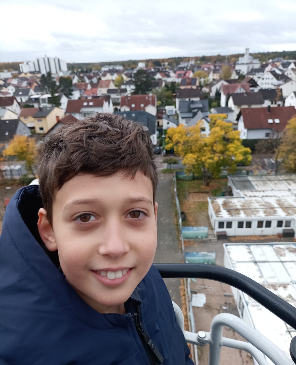 Lpenard Renkel im Drehleiterkorb hoch über Erlensee