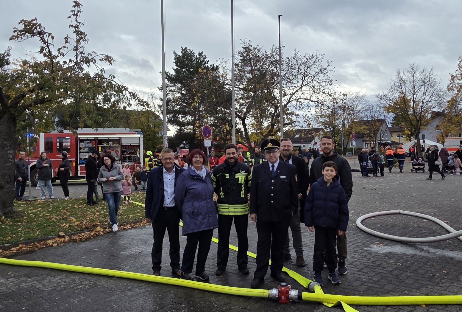 Leonard Renkel mit Bürgermeister Stefan Erb, Bürgermeisterin a.D Iris Schröder (in Vertretung für den Landrat), Stadtjugendwart Mike Utzmann, Vorsitzender des Kreisfeuerwehrverbandes Werner Beier, persönlicher Referent des Bürgermeisters Wolfgang Rittershauß und seiinem Vater Thomas Renkel