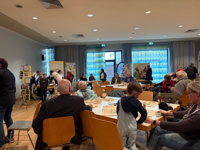 Blick in den Saal mit Besuchern und Ausstellern